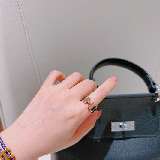 Classic and stylish ring