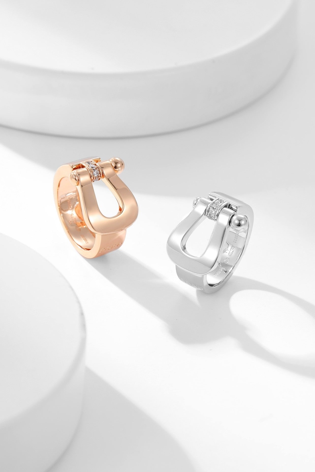 Classic and stylish horseshoe buckle ring