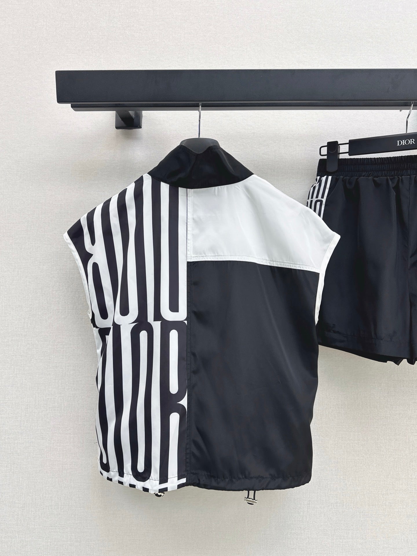 D*r 25ss Sleeveless Jacket + Elastic Waist Shorts suit