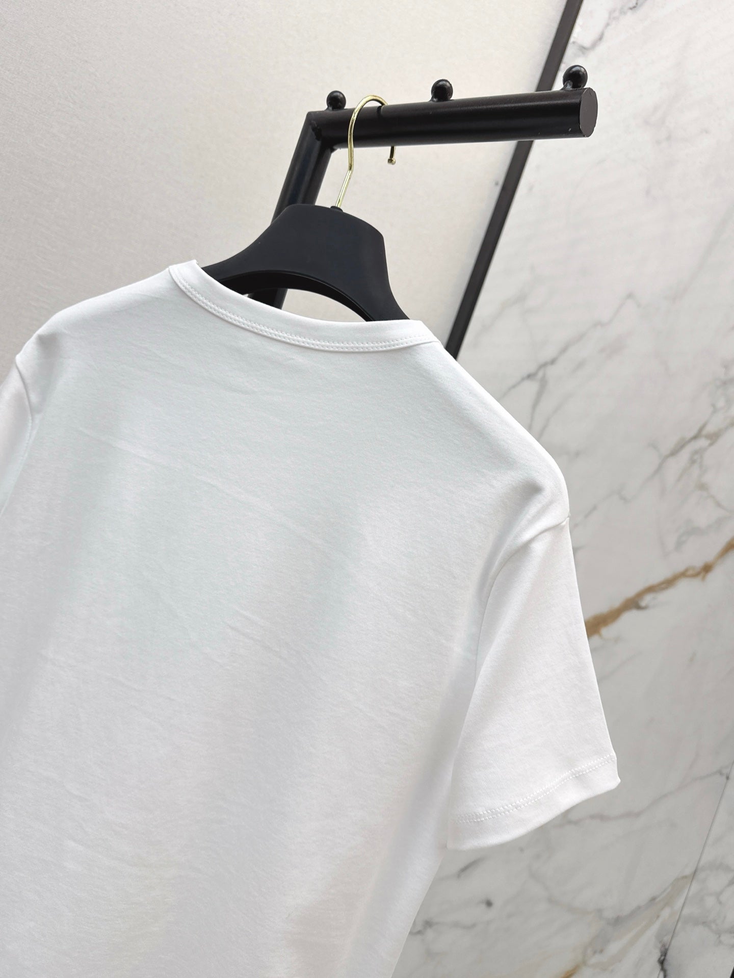 Loui* 25ss Cropped T-shirt with embossed pattern
