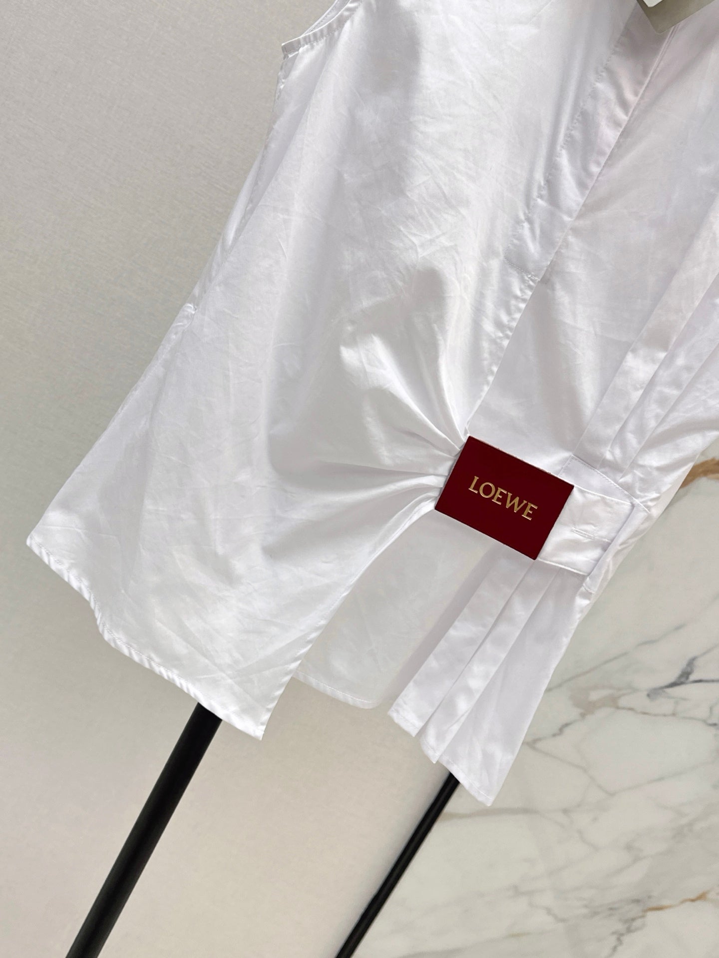 Loe* 25ss Draped sleeveless shirt in cotton