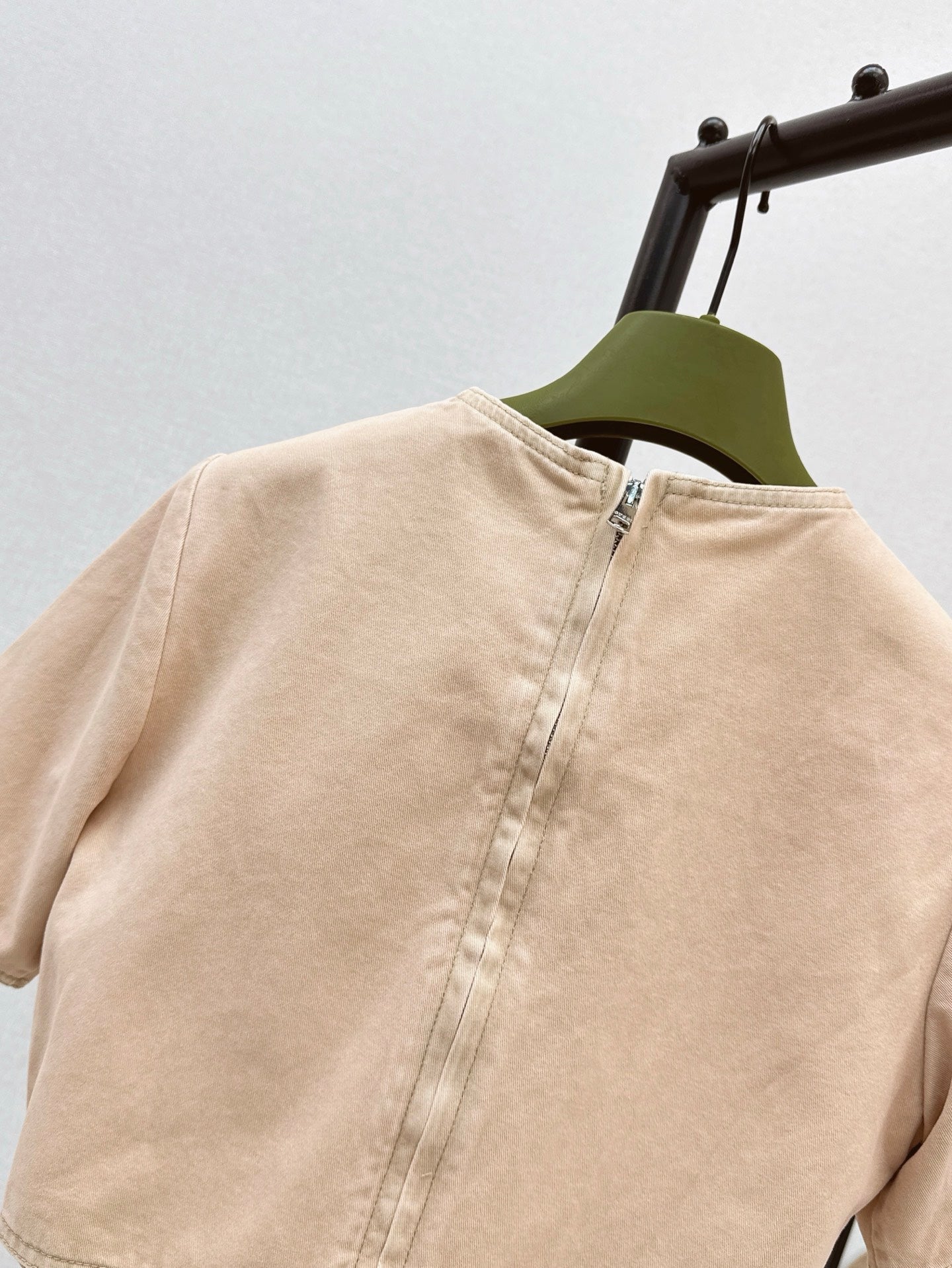 Gu* 25ss crop shirt with tie hem