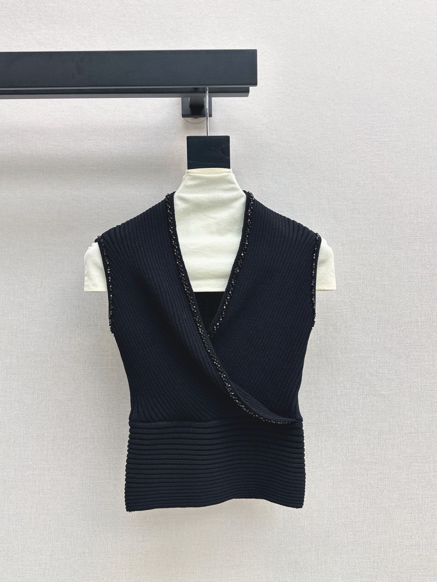 Balm* 25ss beaded sleeveless knitted top