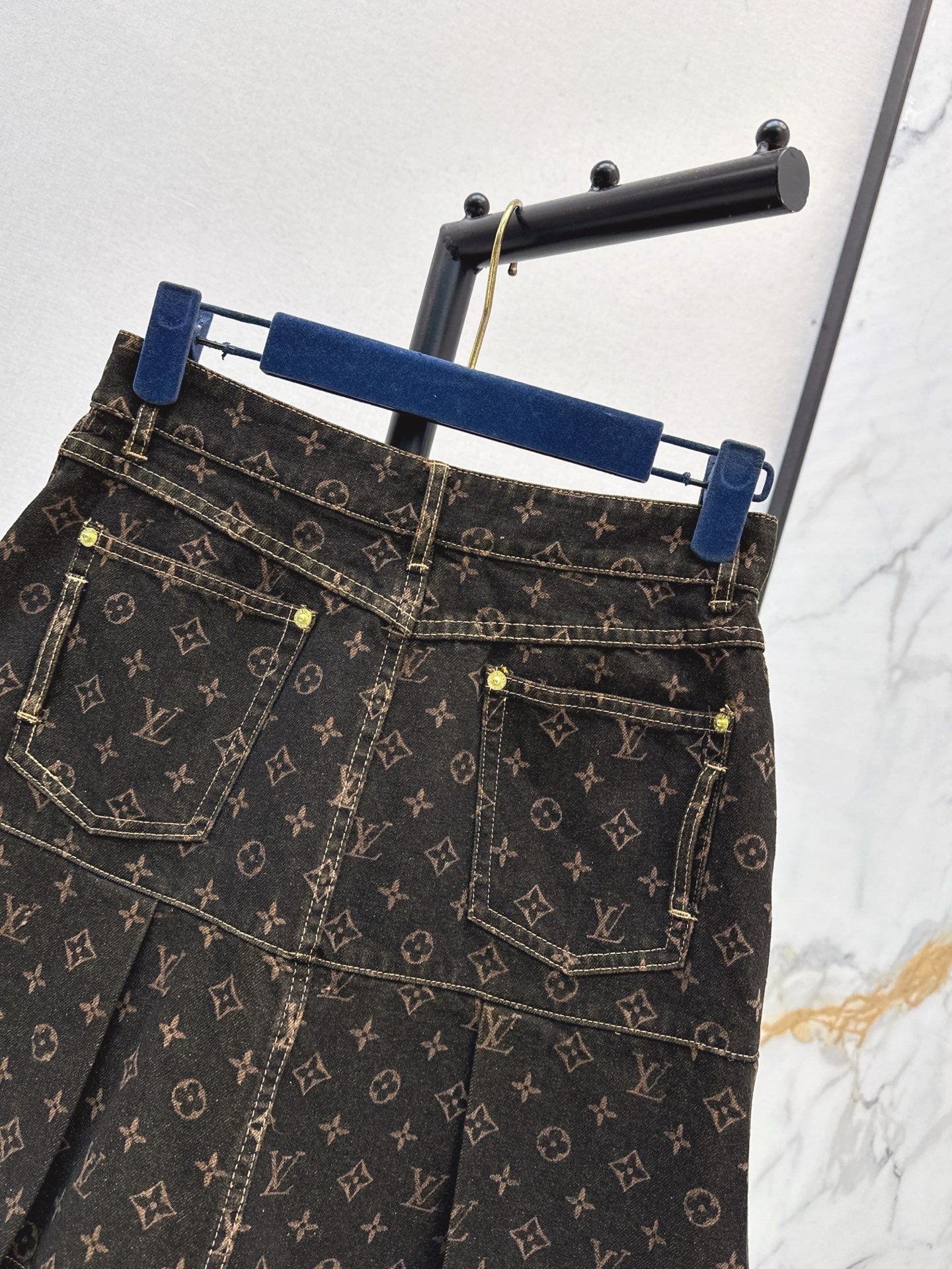 Loui* 25ss monogram denim pleated miniskirt
