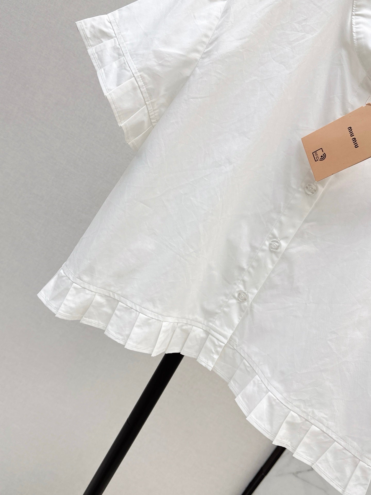 M*u 25ss pleated crop cotton shirt