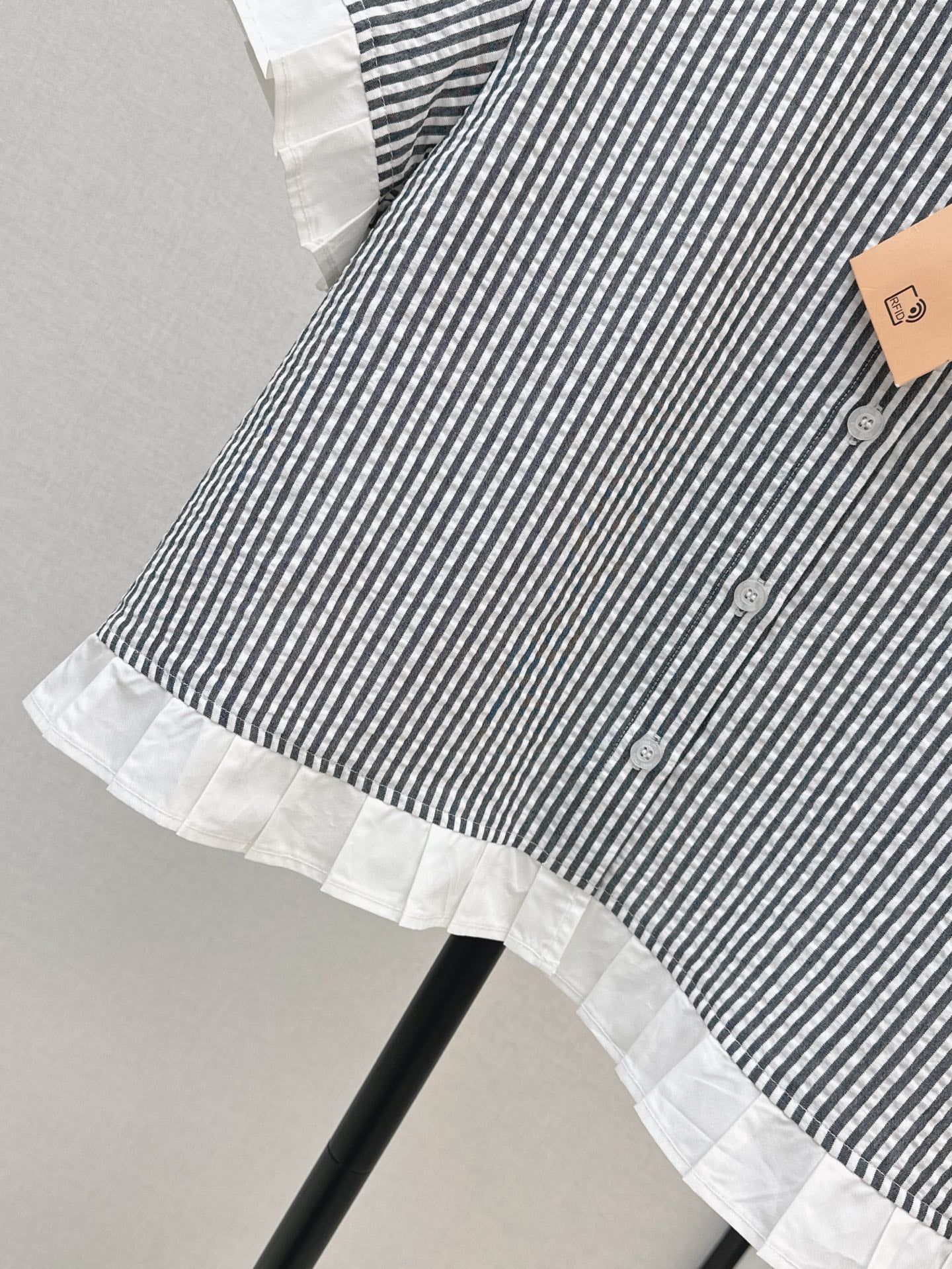 M*u 25ss striped crop pleated shirt