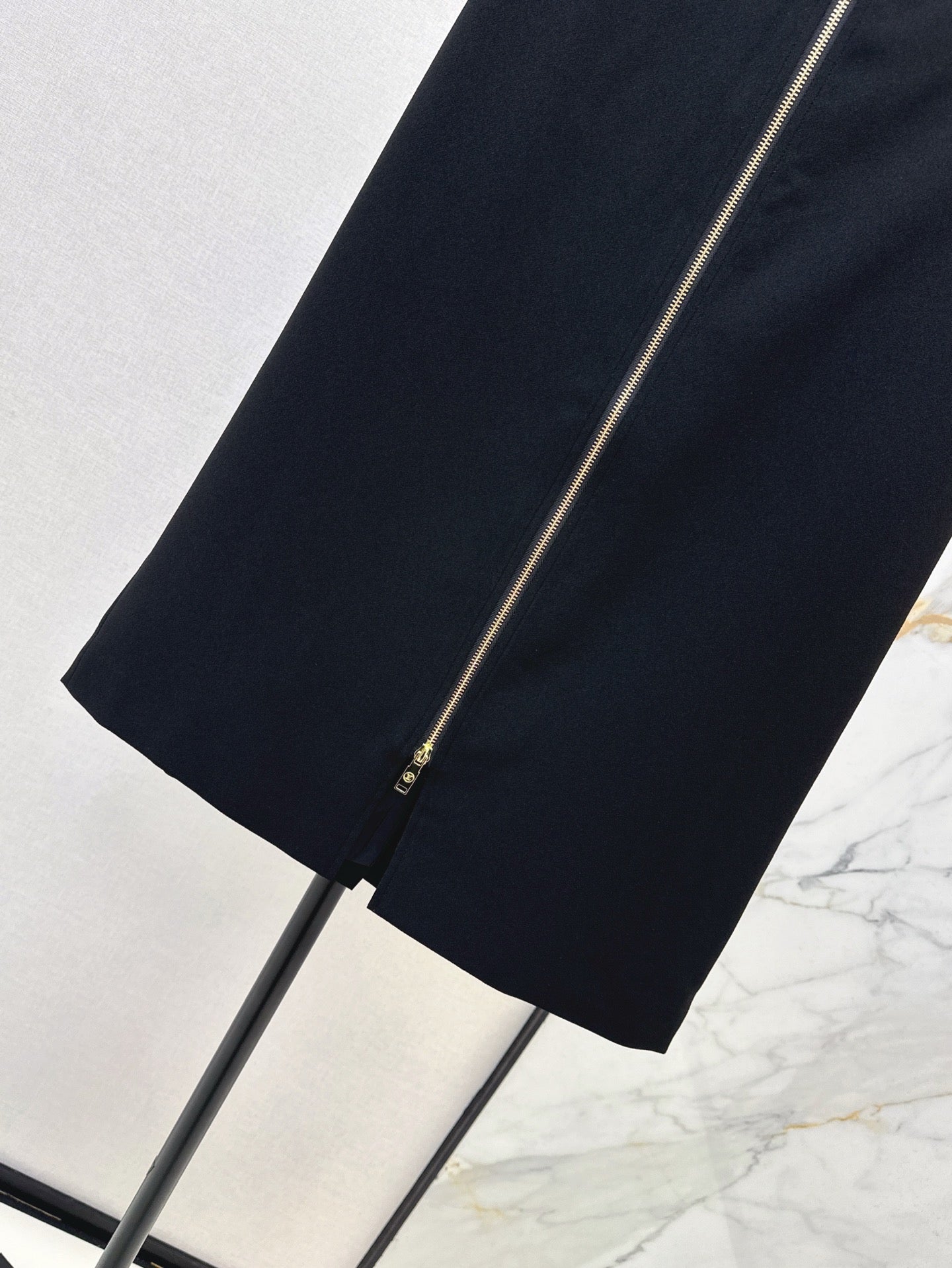 Loui* 25ss split back zipper skirt