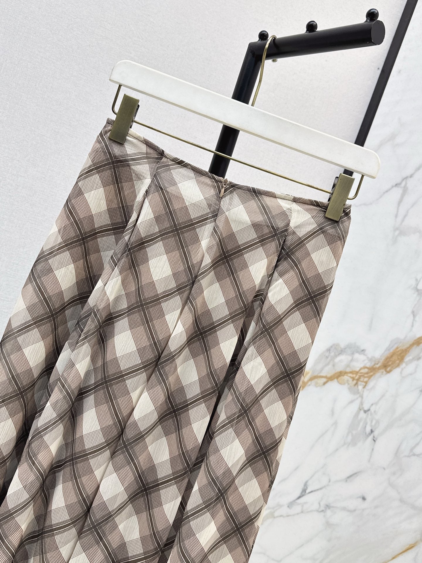 Loe* 25ss Asymmetric plaid skirt