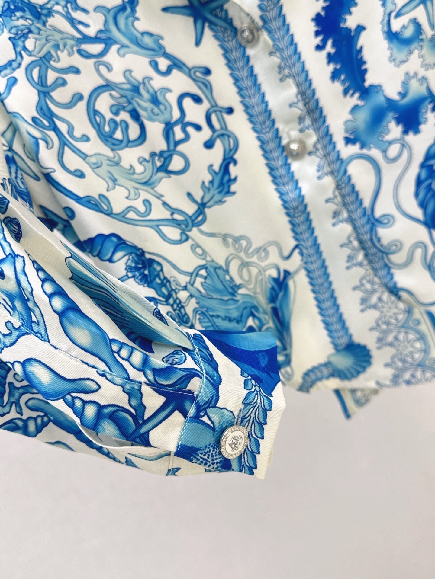 Versa* 25ss printed silk crop shirt