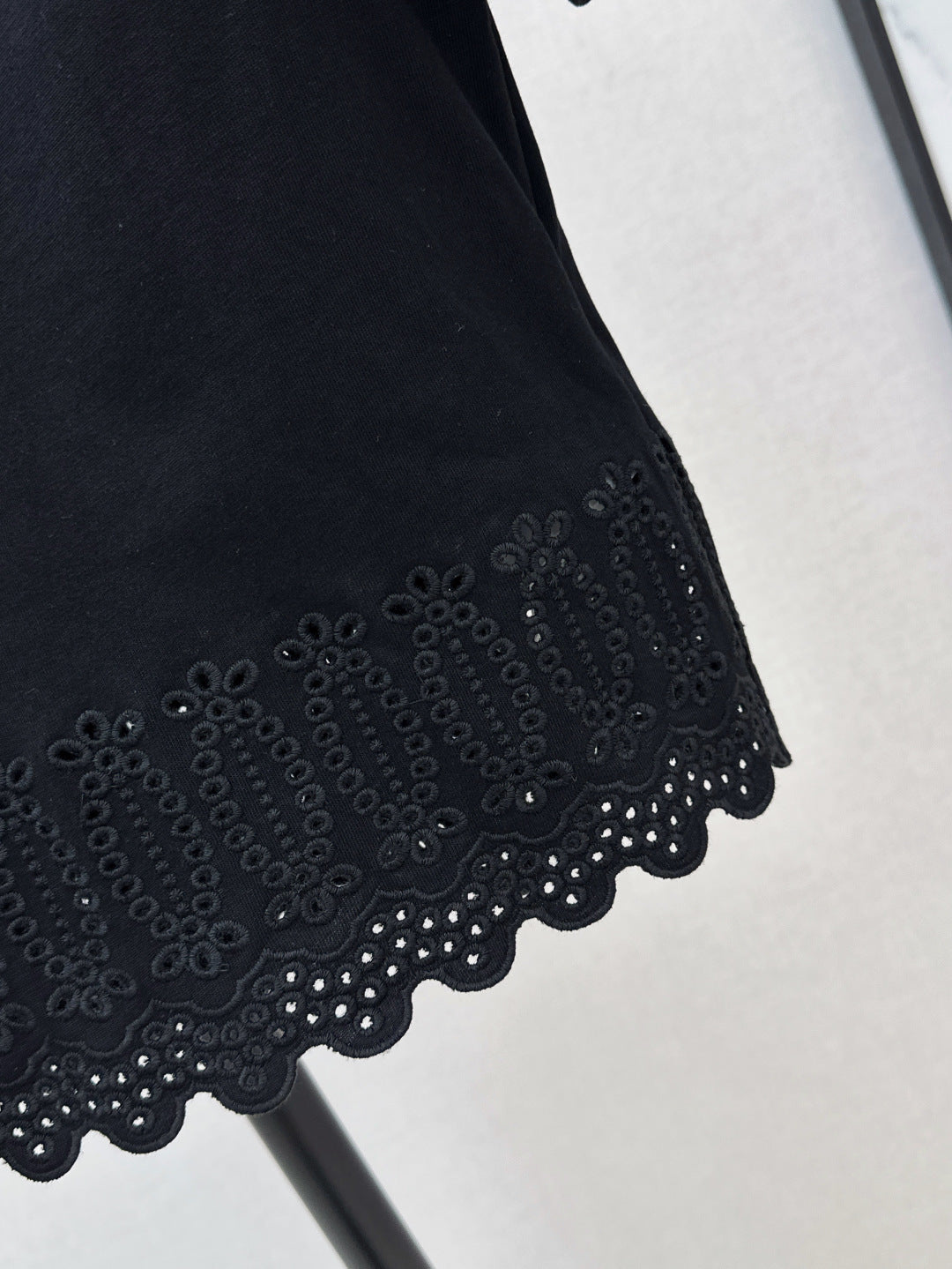 Loui* 25ss embroidered trim cropped top