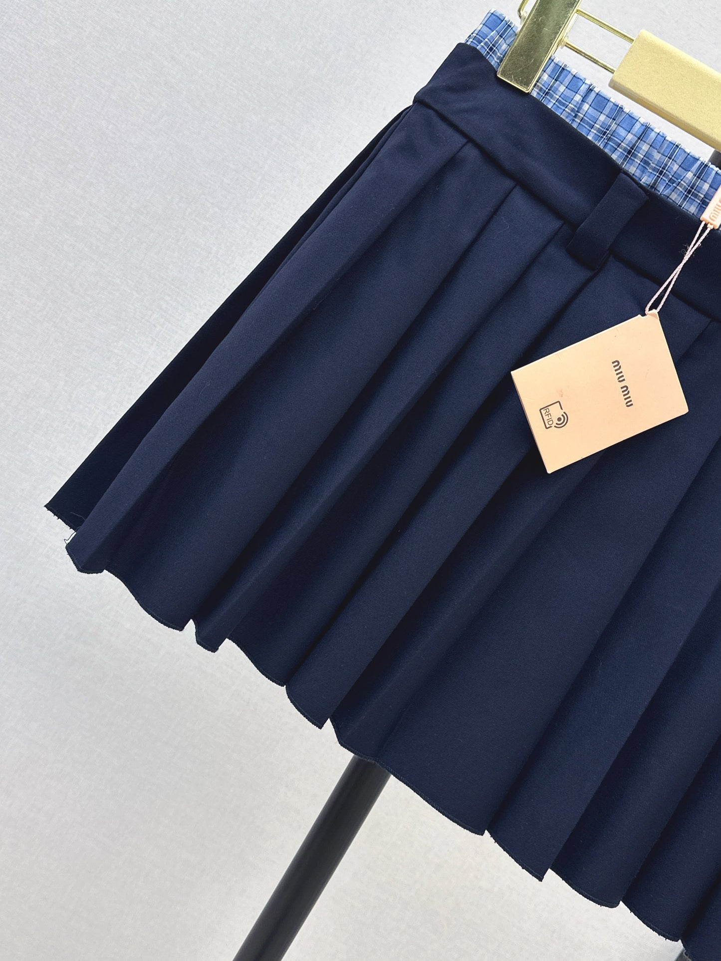 M*u 25ss color-blocked pleated miniskirt