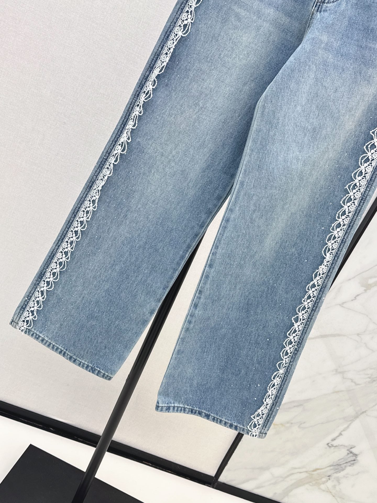 M*u 25ss embroidered trim rhinstones jeans