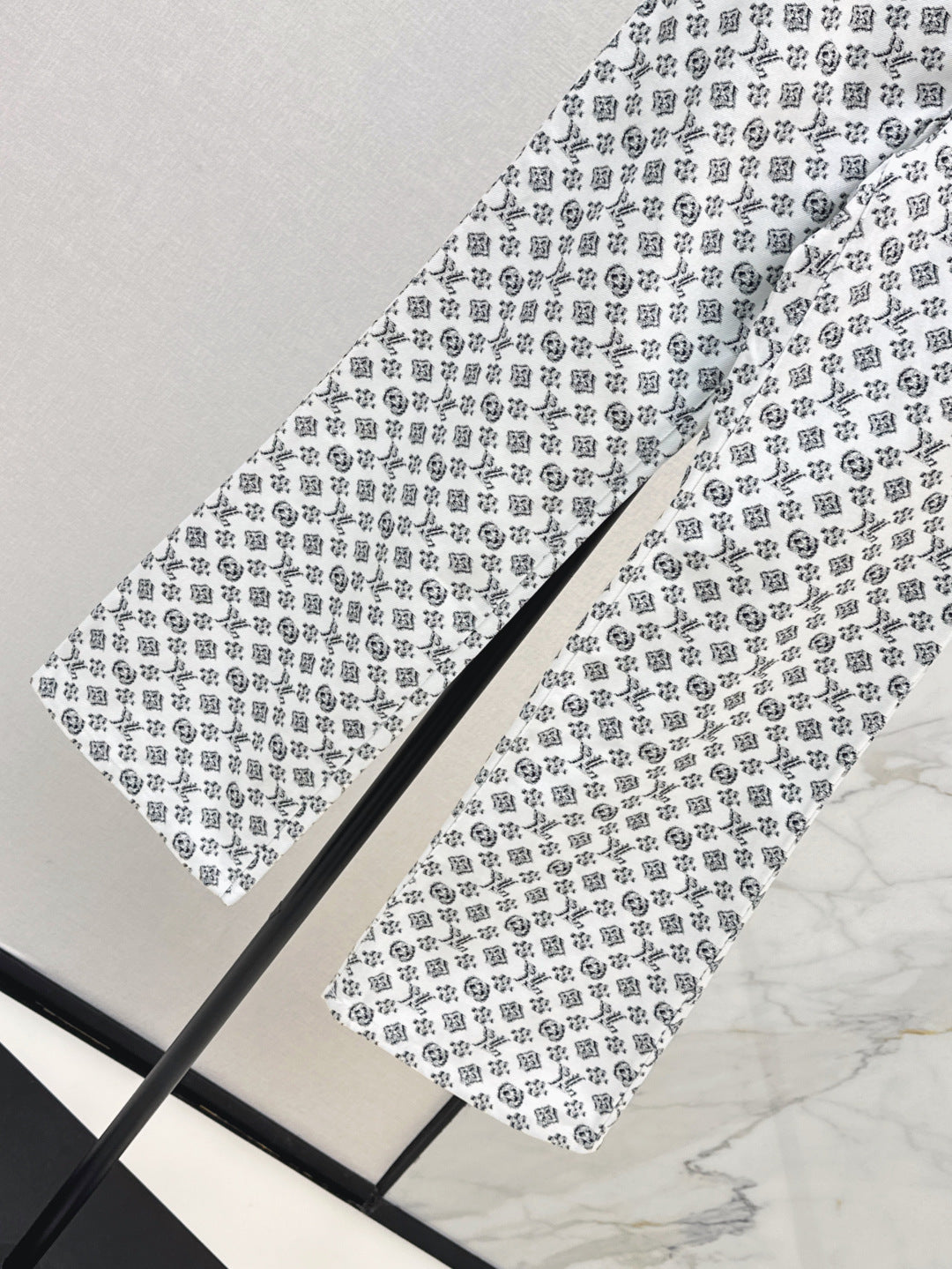 Loui* 25ss monogram fil coupe pants