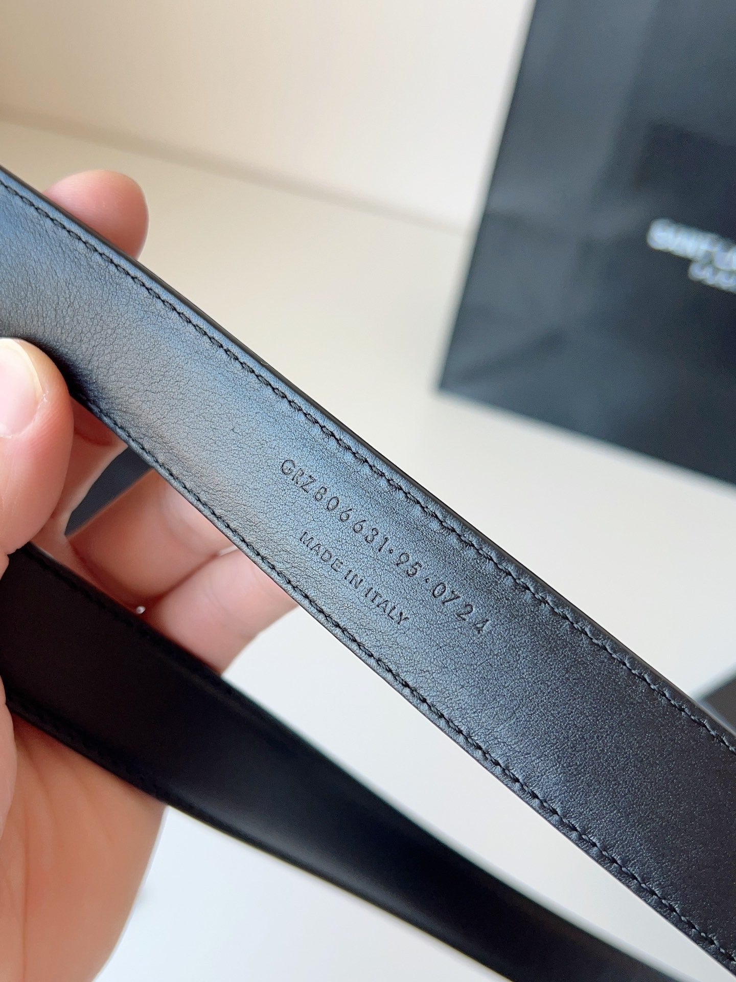 Classic leather buckle belt with adjustable size