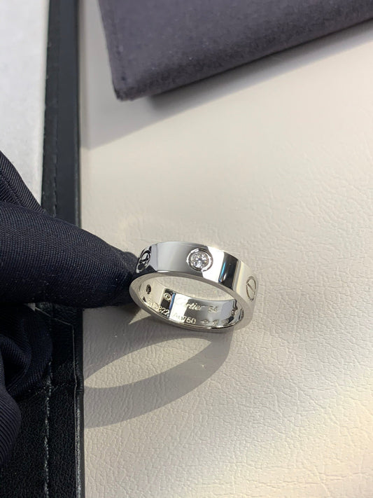 Classic and stylish ring