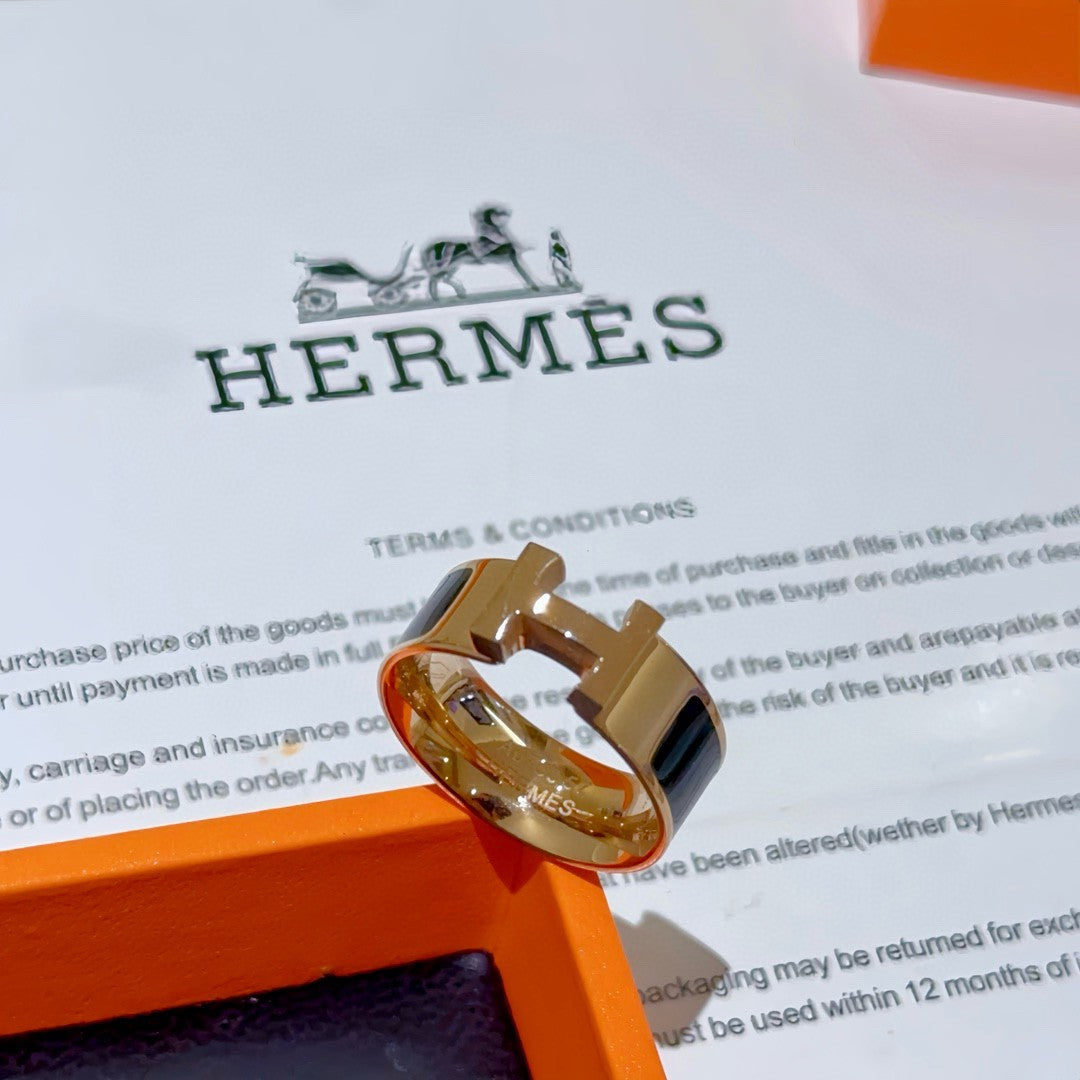 Classic and stylish ring