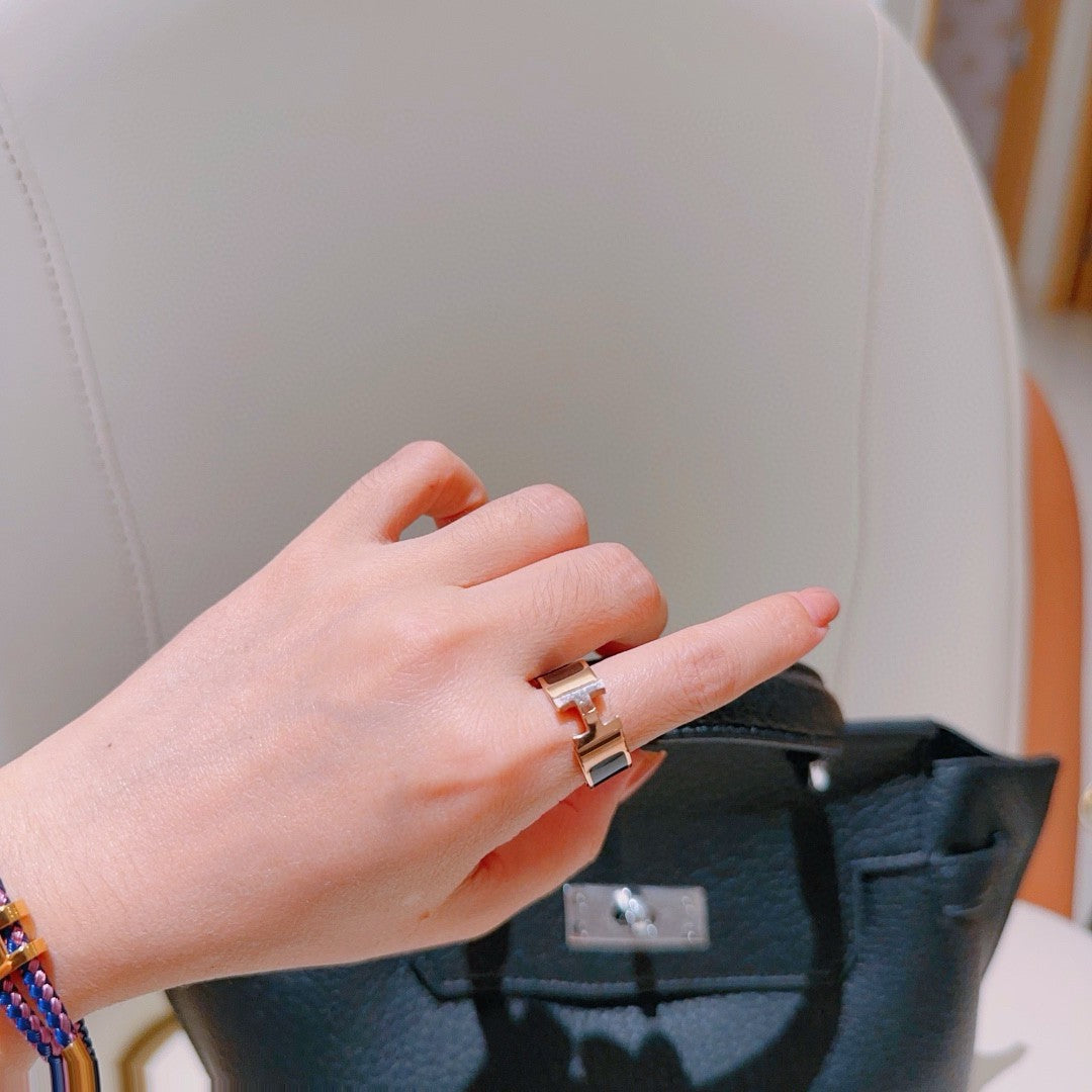 Classic and stylish ring