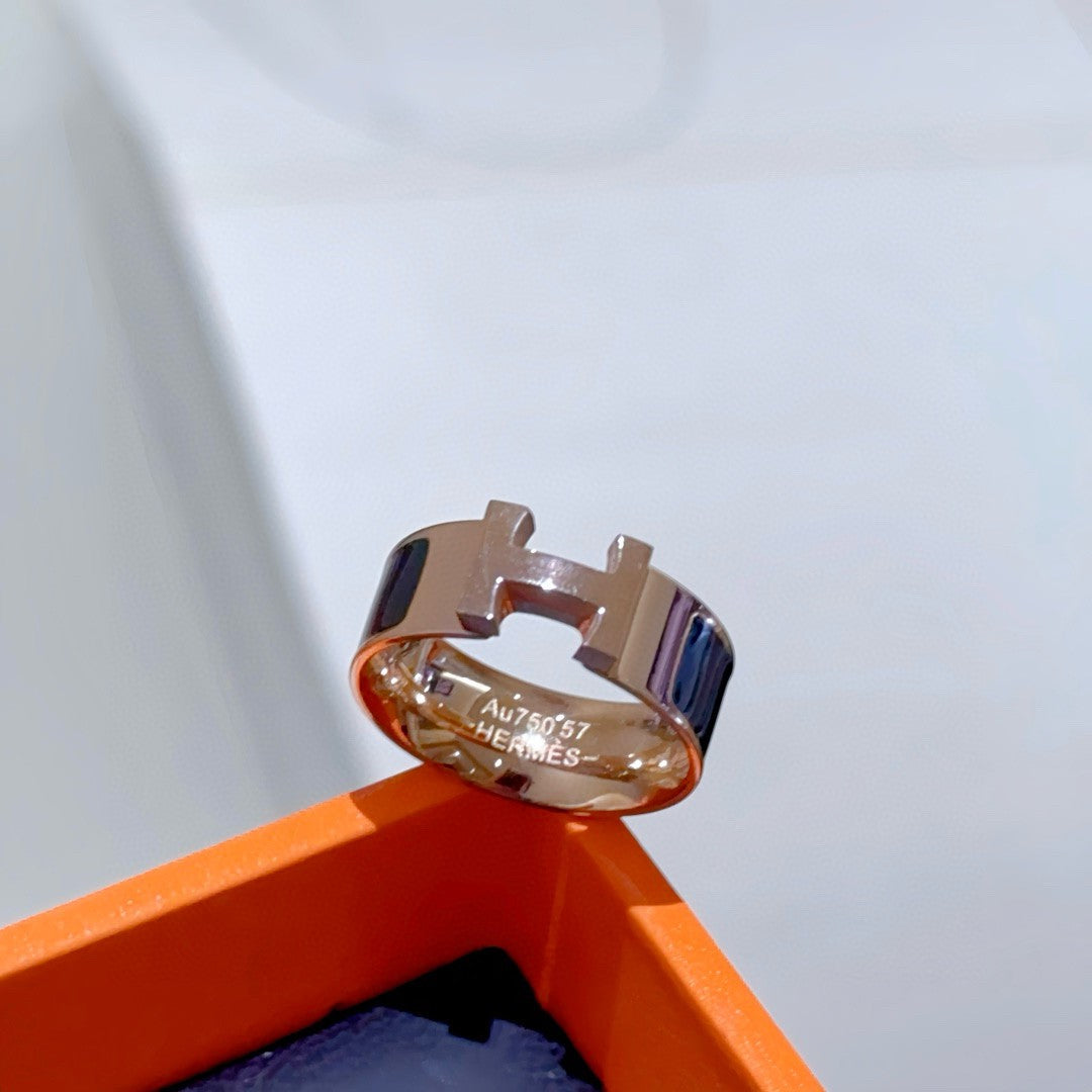 Classic and stylish ring