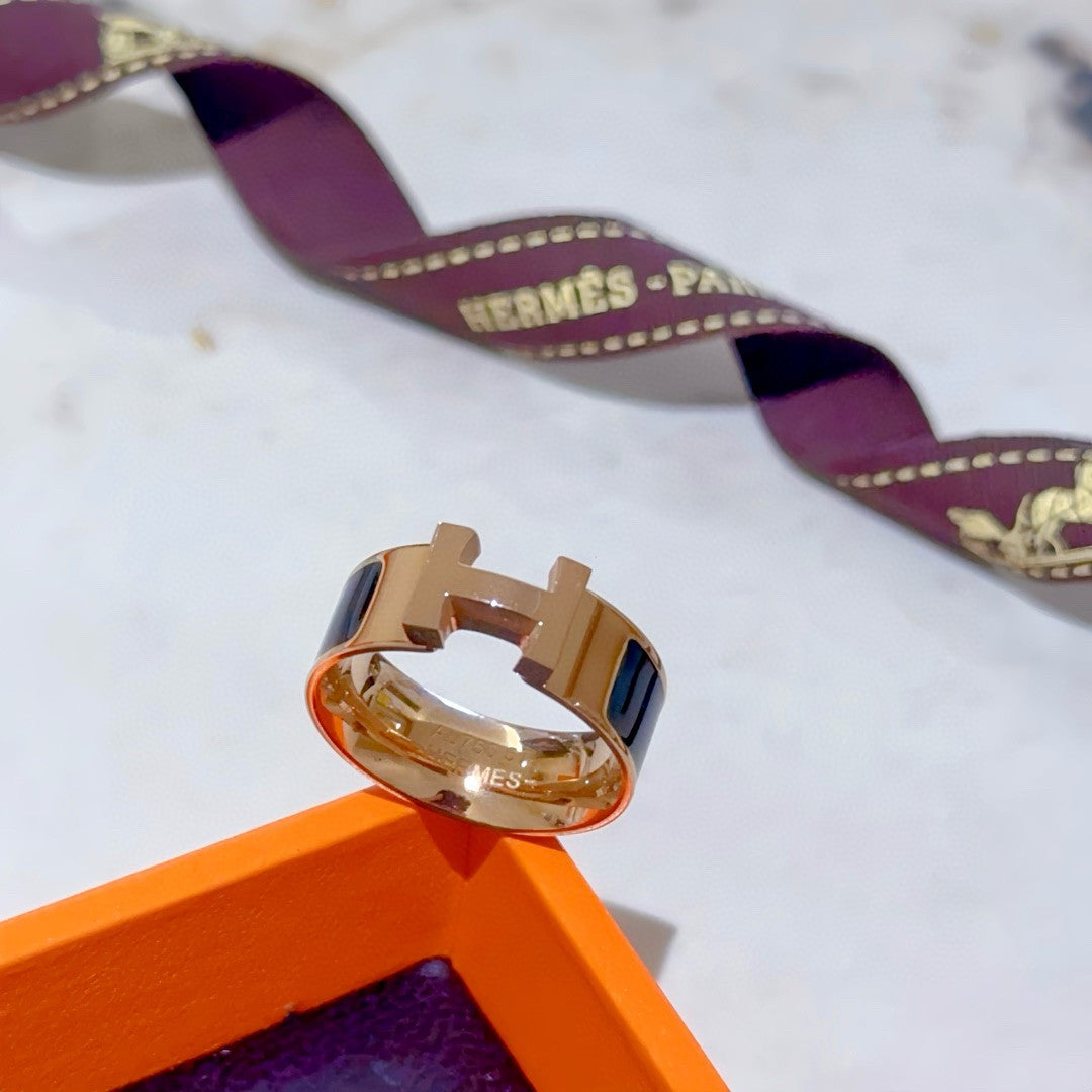 Classic and stylish ring