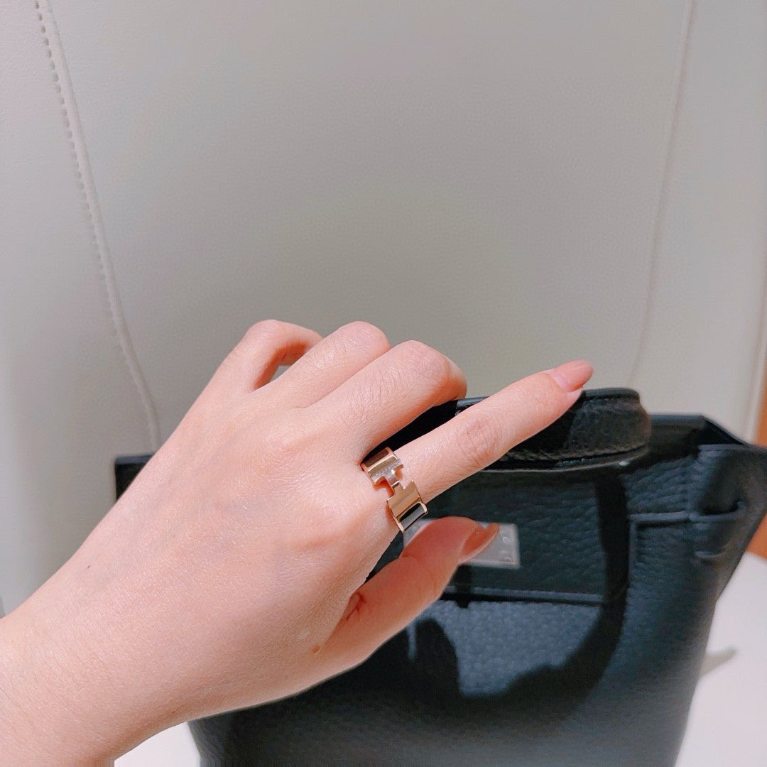 Classic and stylish ring