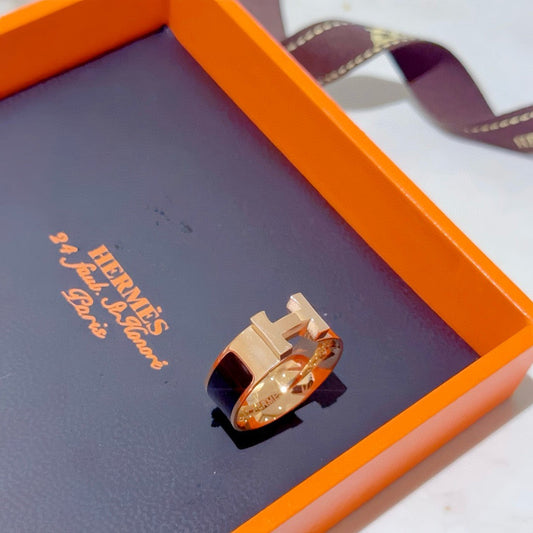 Classic and stylish ring