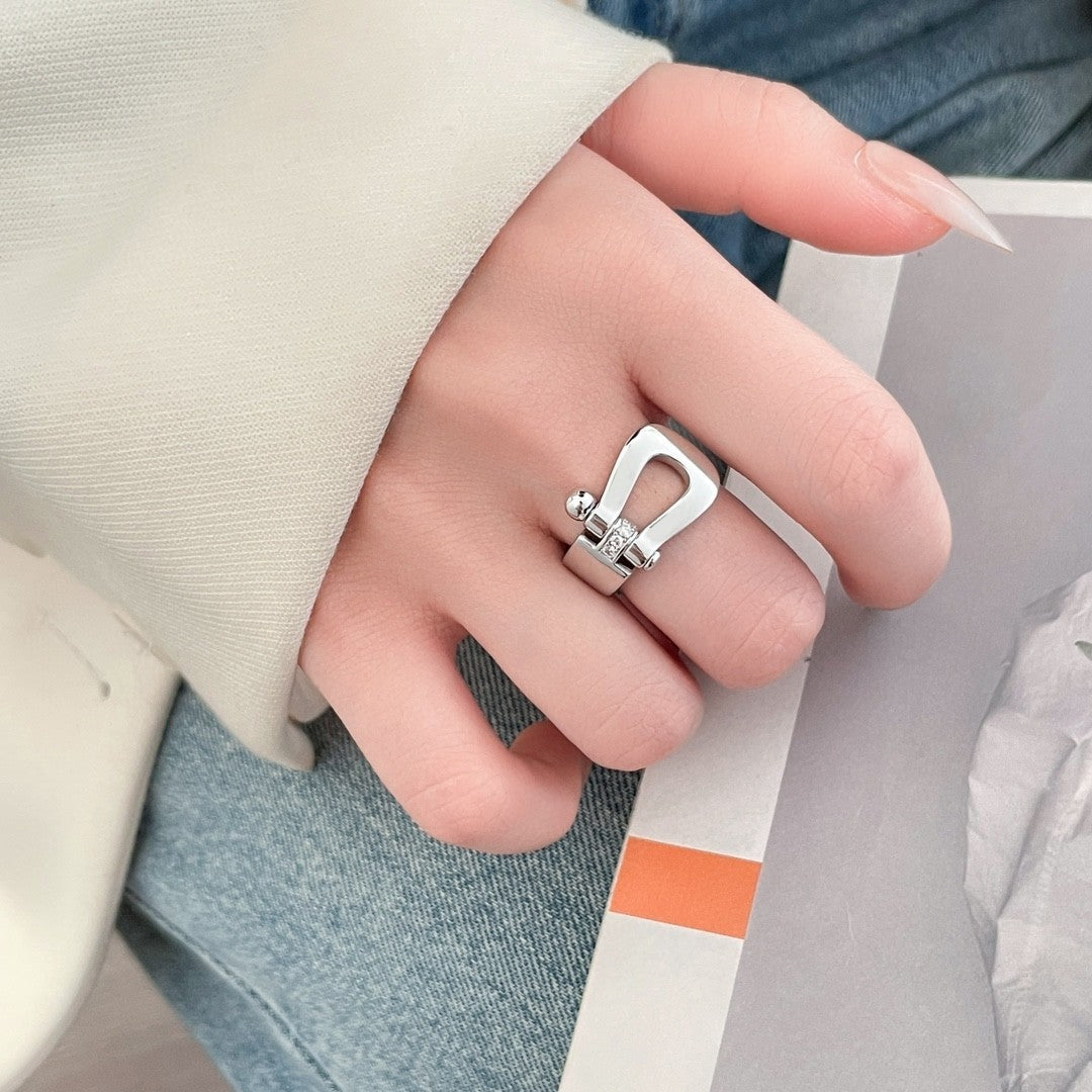 Classic and stylish horseshoe buckle ring