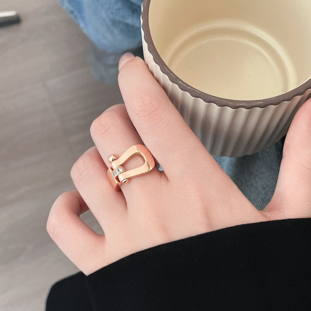 Classic and stylish horseshoe buckle ring
