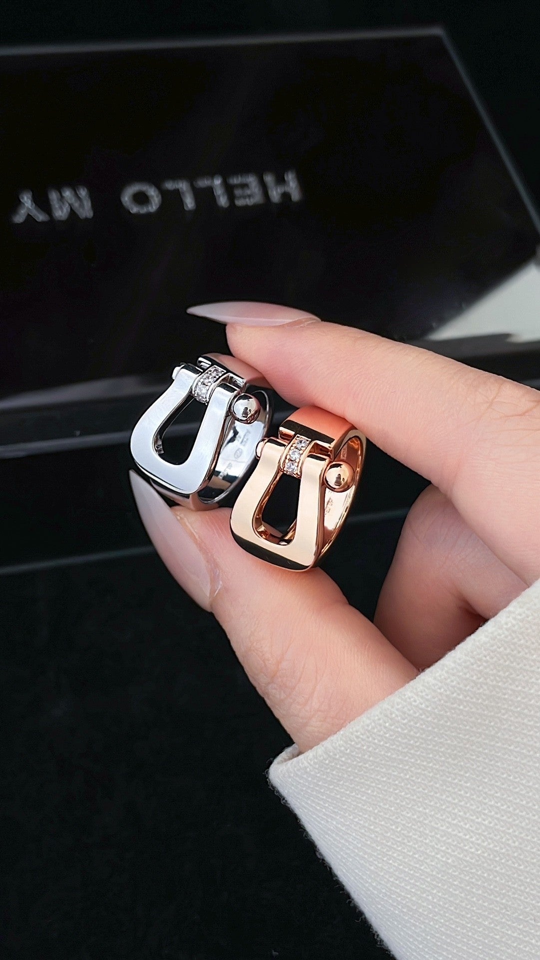 Classic and stylish horseshoe buckle ring