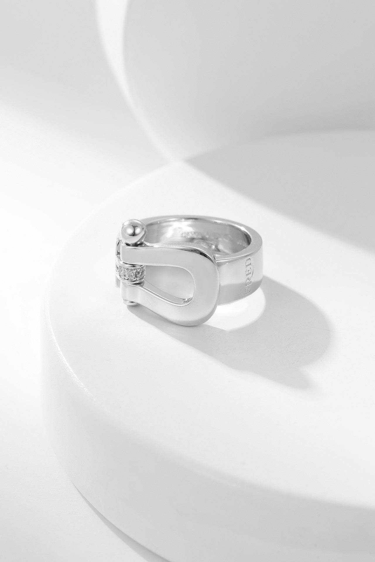 Classic and stylish horseshoe buckle ring