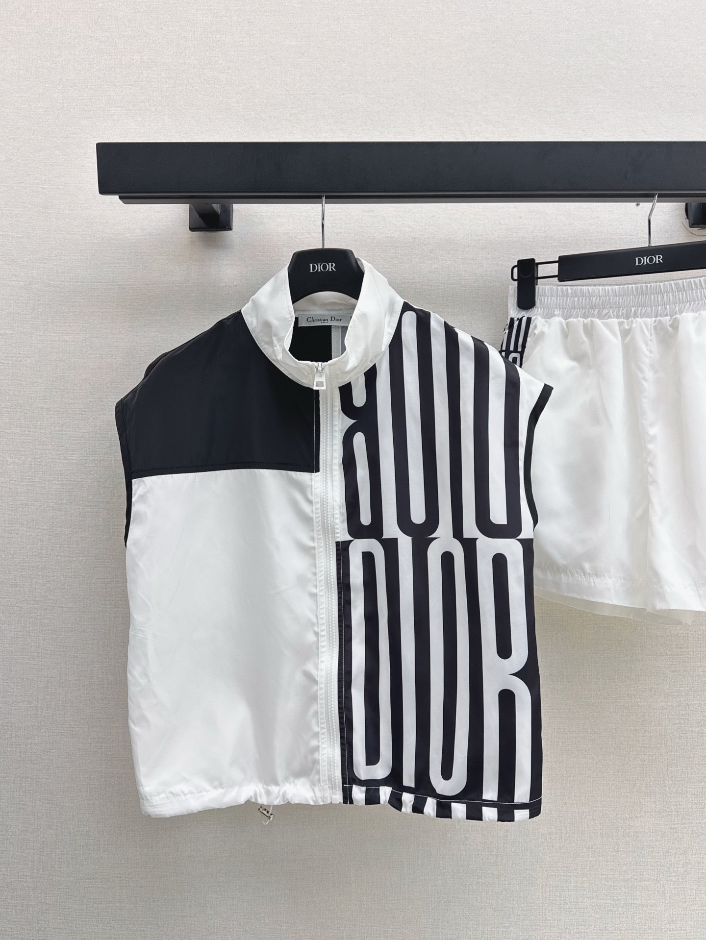 D*r 25ss Sleeveless Jacket + Elastic Waist Shorts suit