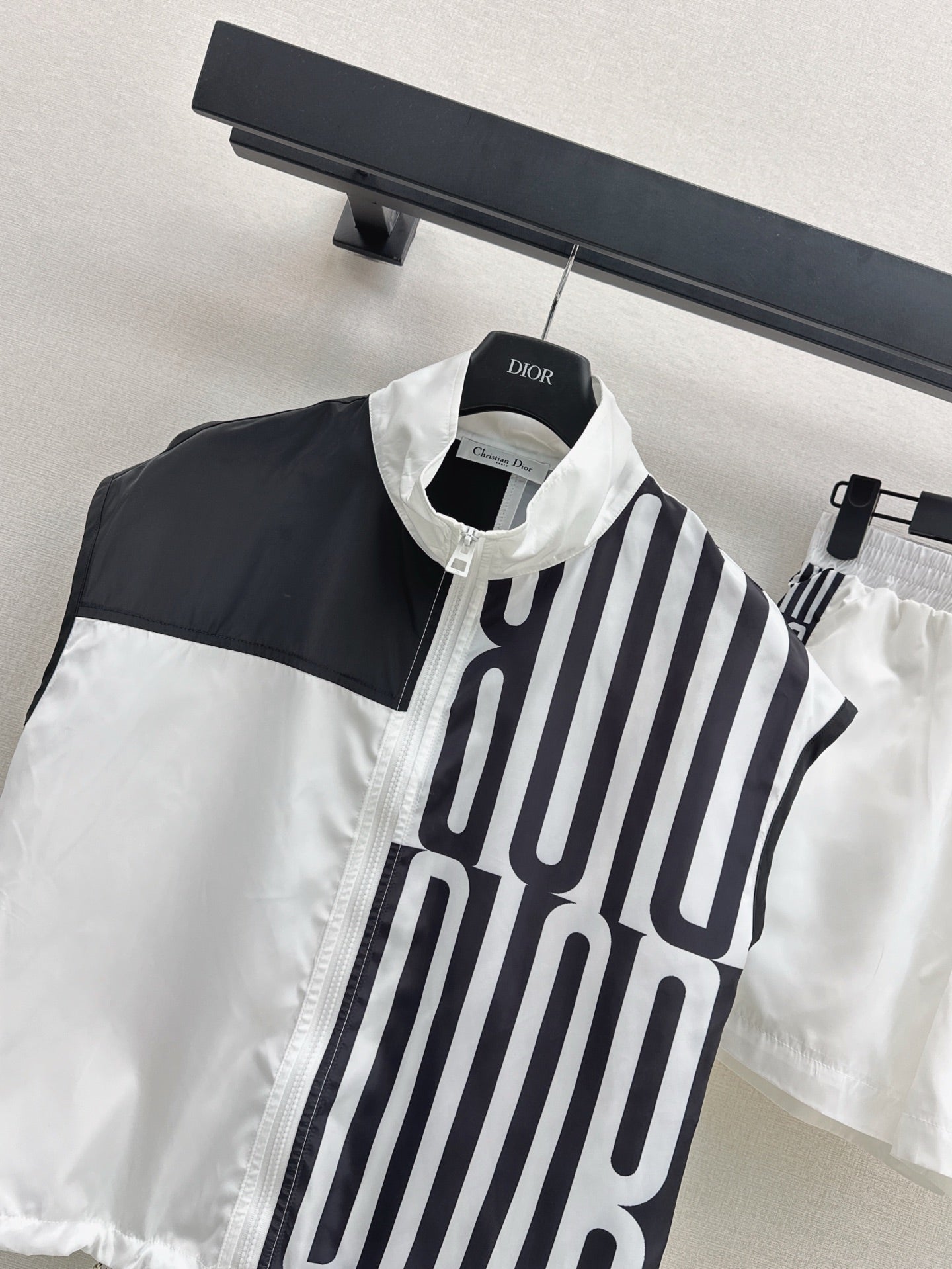 D*r 25ss Sleeveless Jacket + Elastic Waist Shorts suit