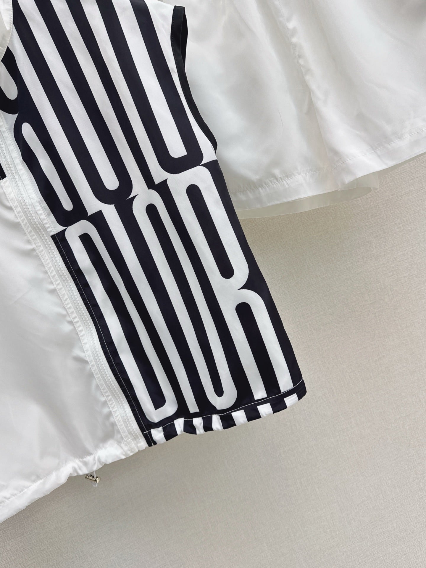 D*r 25ss Sleeveless Jacket + Elastic Waist Shorts suit