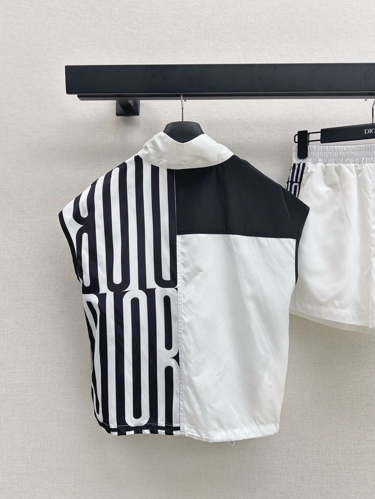 D*r 25ss Sleeveless Jacket + Elastic Waist Shorts suit