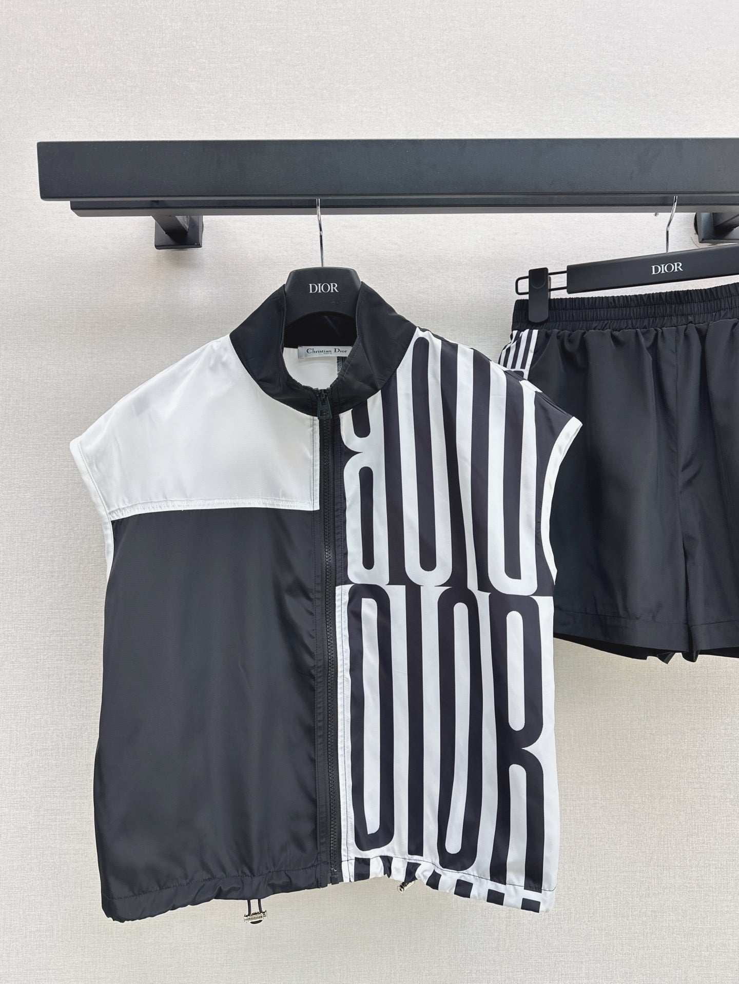 D*r 25ss Sleeveless Jacket + Elastic Waist Shorts suit