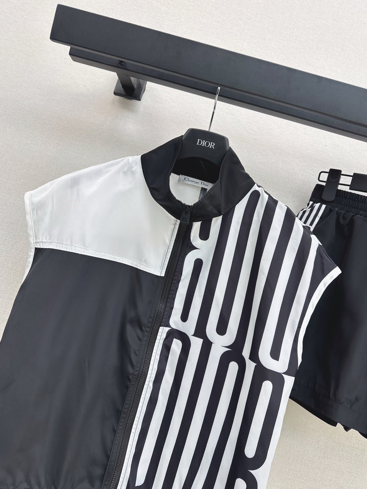 D*r 25ss Sleeveless Jacket + Elastic Waist Shorts suit