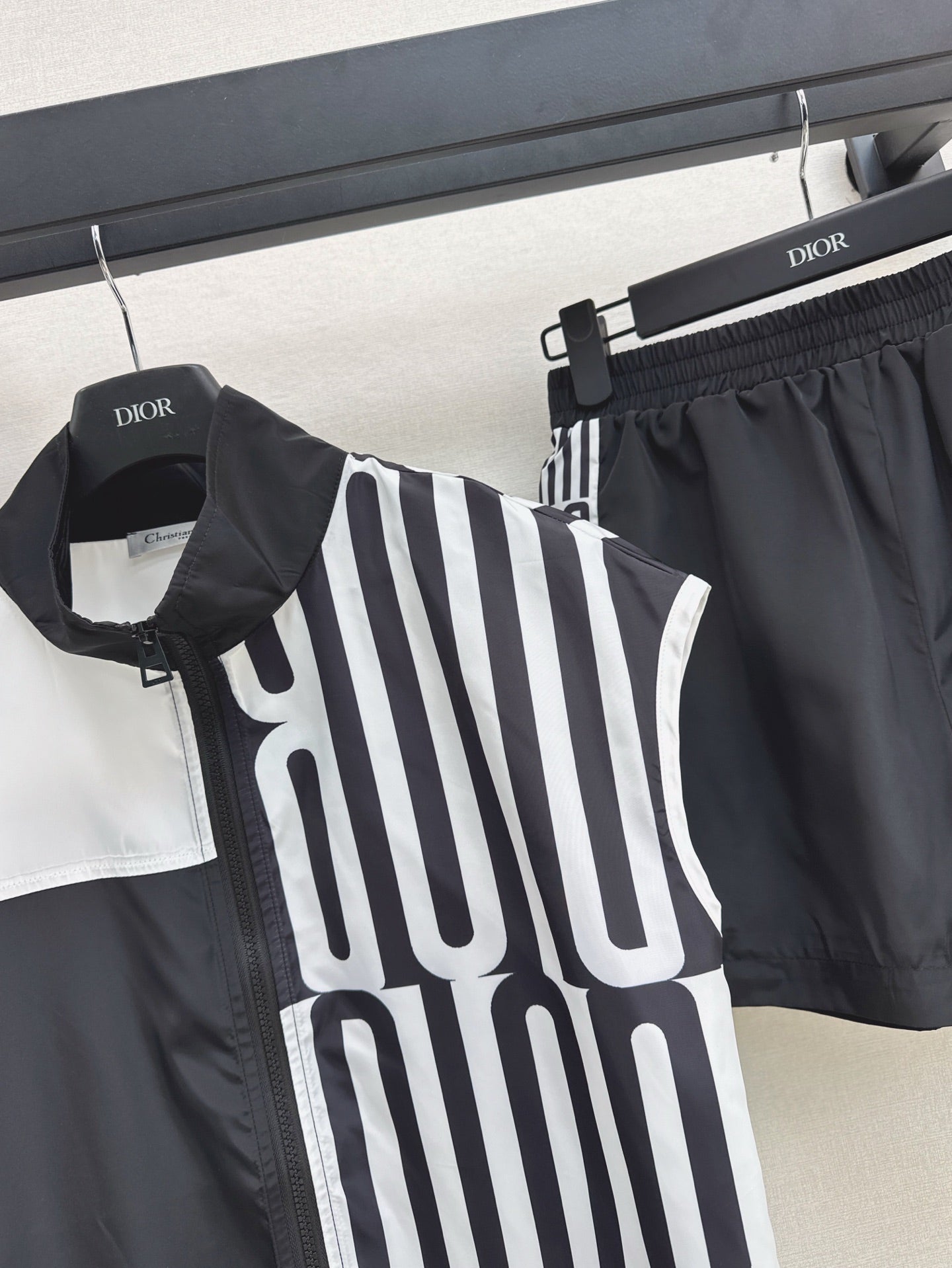 D*r 25ss Sleeveless Jacket + Elastic Waist Shorts suit