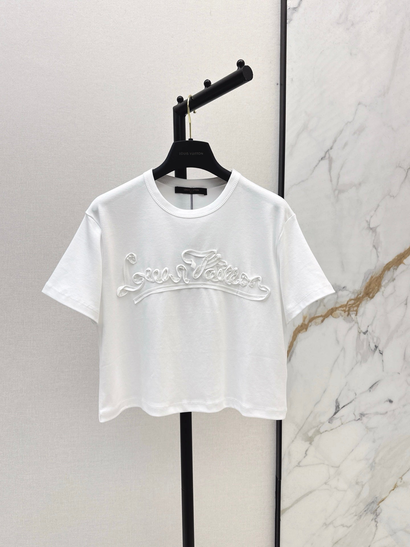 Loui* 25ss Cropped T-shirt with embossed pattern