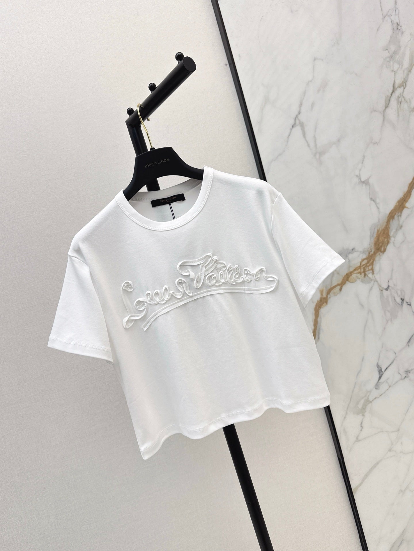 Loui* 25ss Cropped T-shirt with embossed pattern
