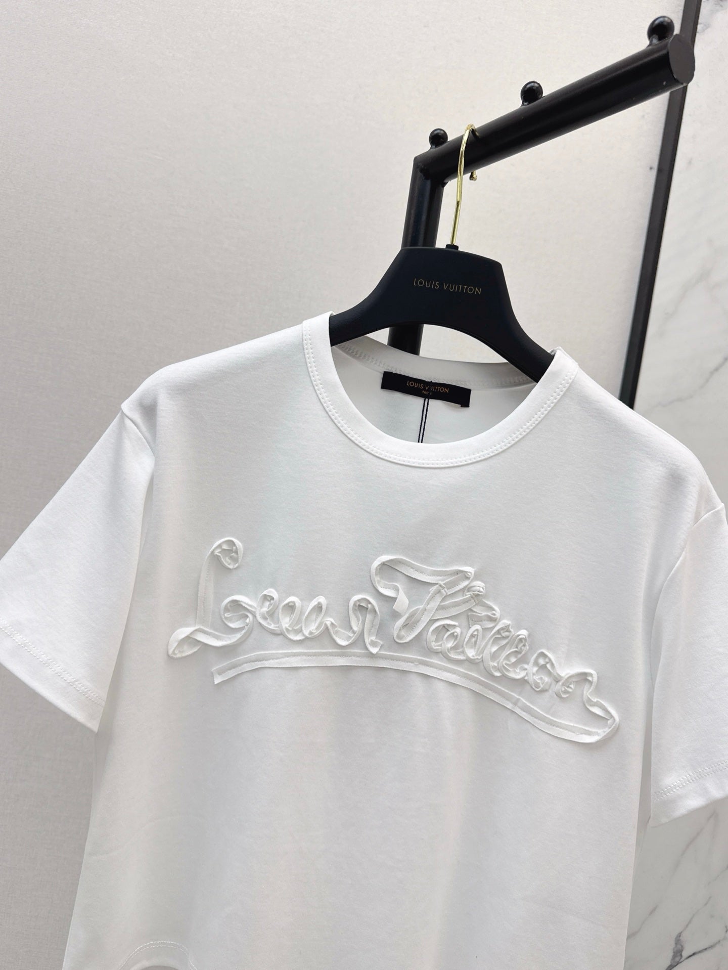 Loui* 25ss Cropped T-shirt with embossed pattern