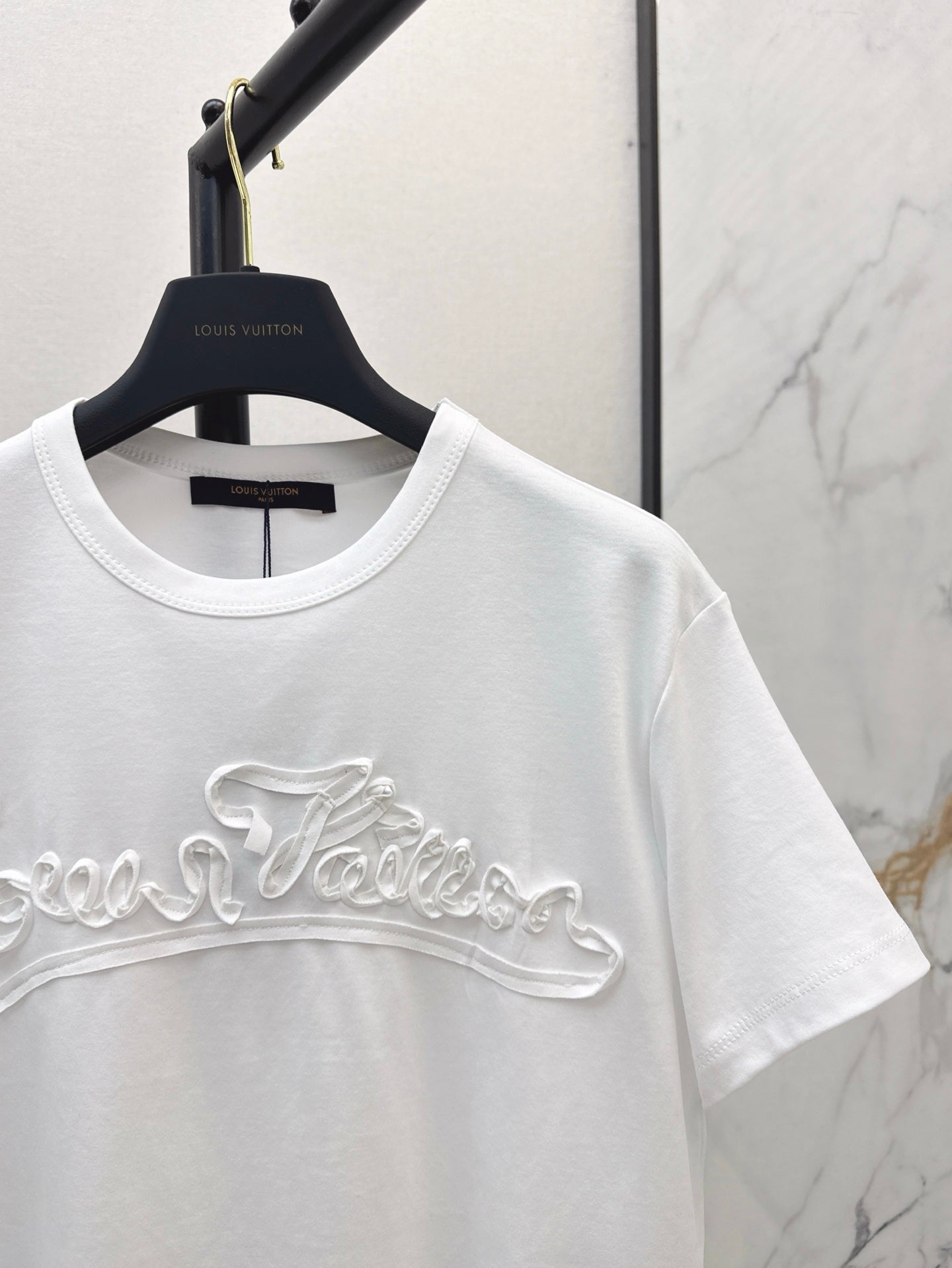 Loui* 25ss Cropped T-shirt with embossed pattern