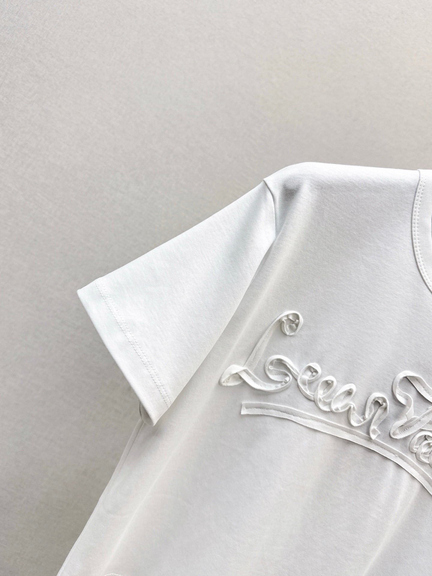 Loui* 25ss Cropped T-shirt with embossed pattern