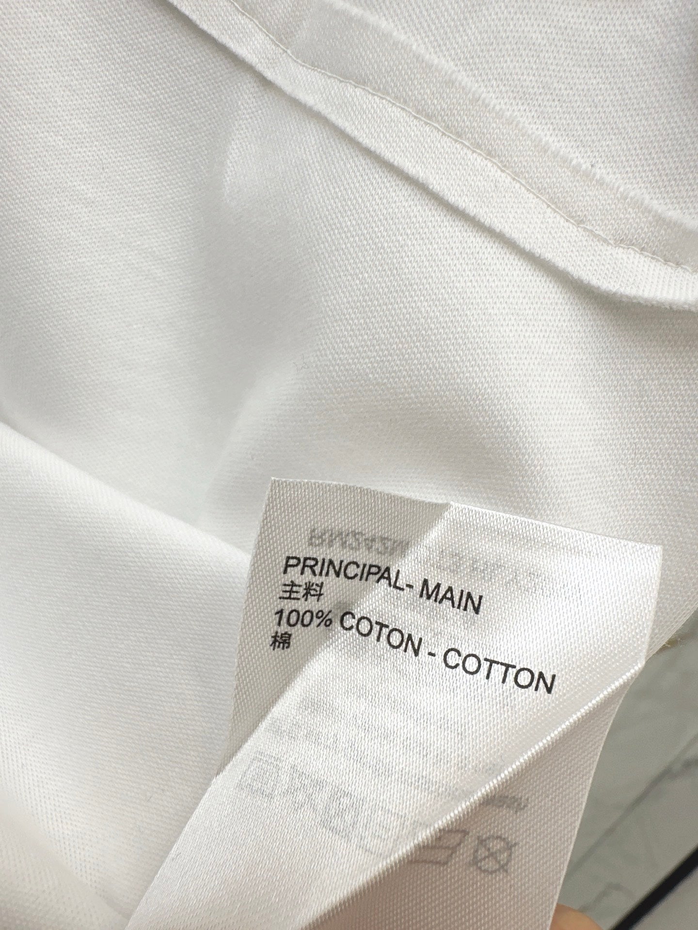 Loui* 25ss Cropped T-shirt with embossed pattern