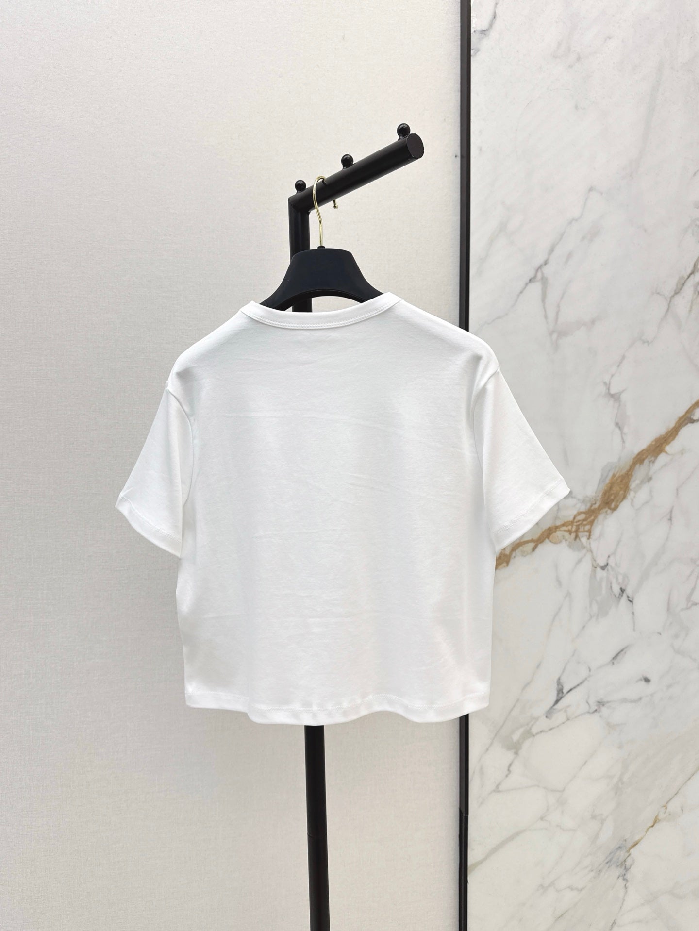 Loui* 25ss Cropped T-shirt with embossed pattern