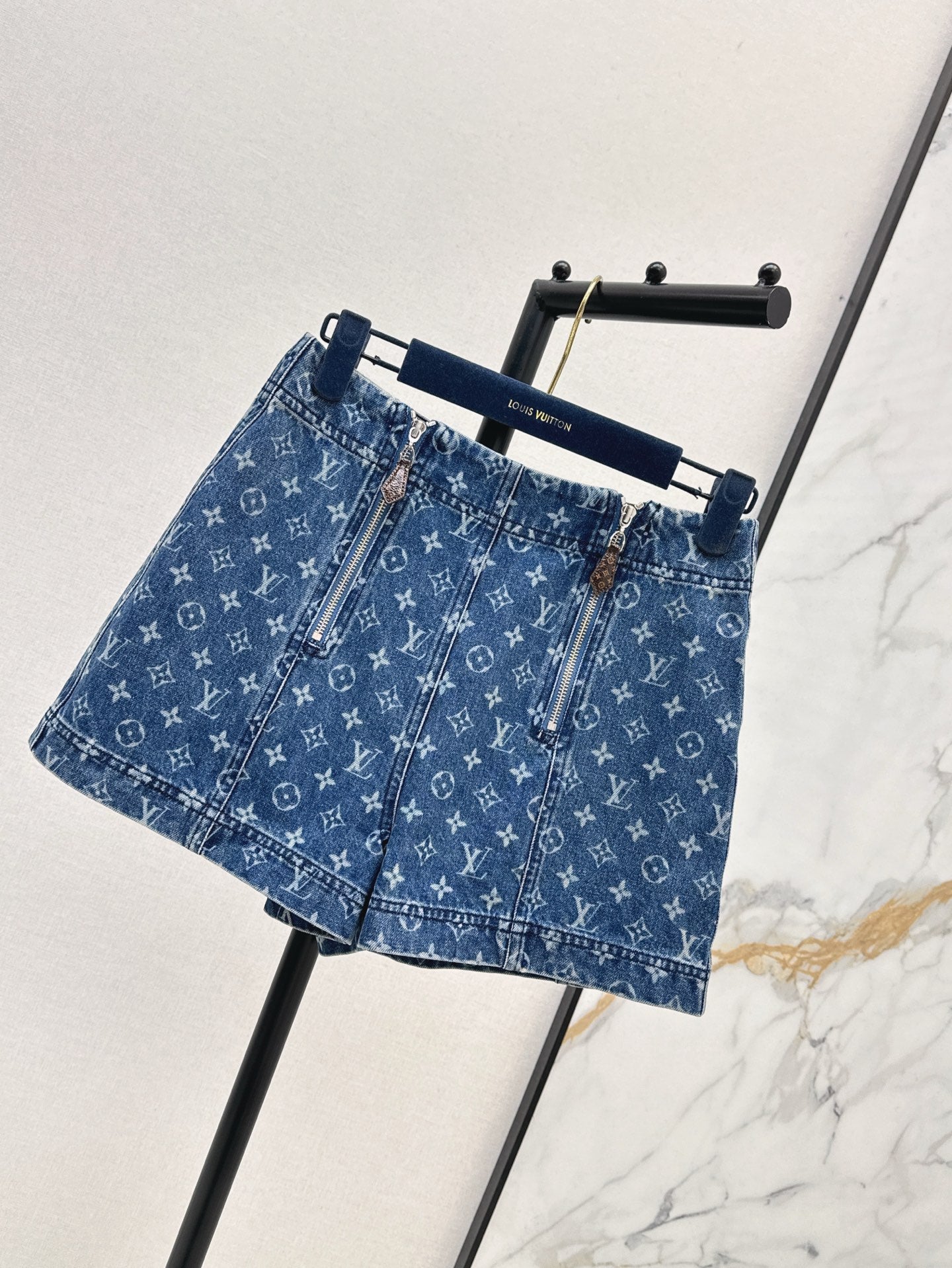 Loui* 25ss monogram zipper denim shorts