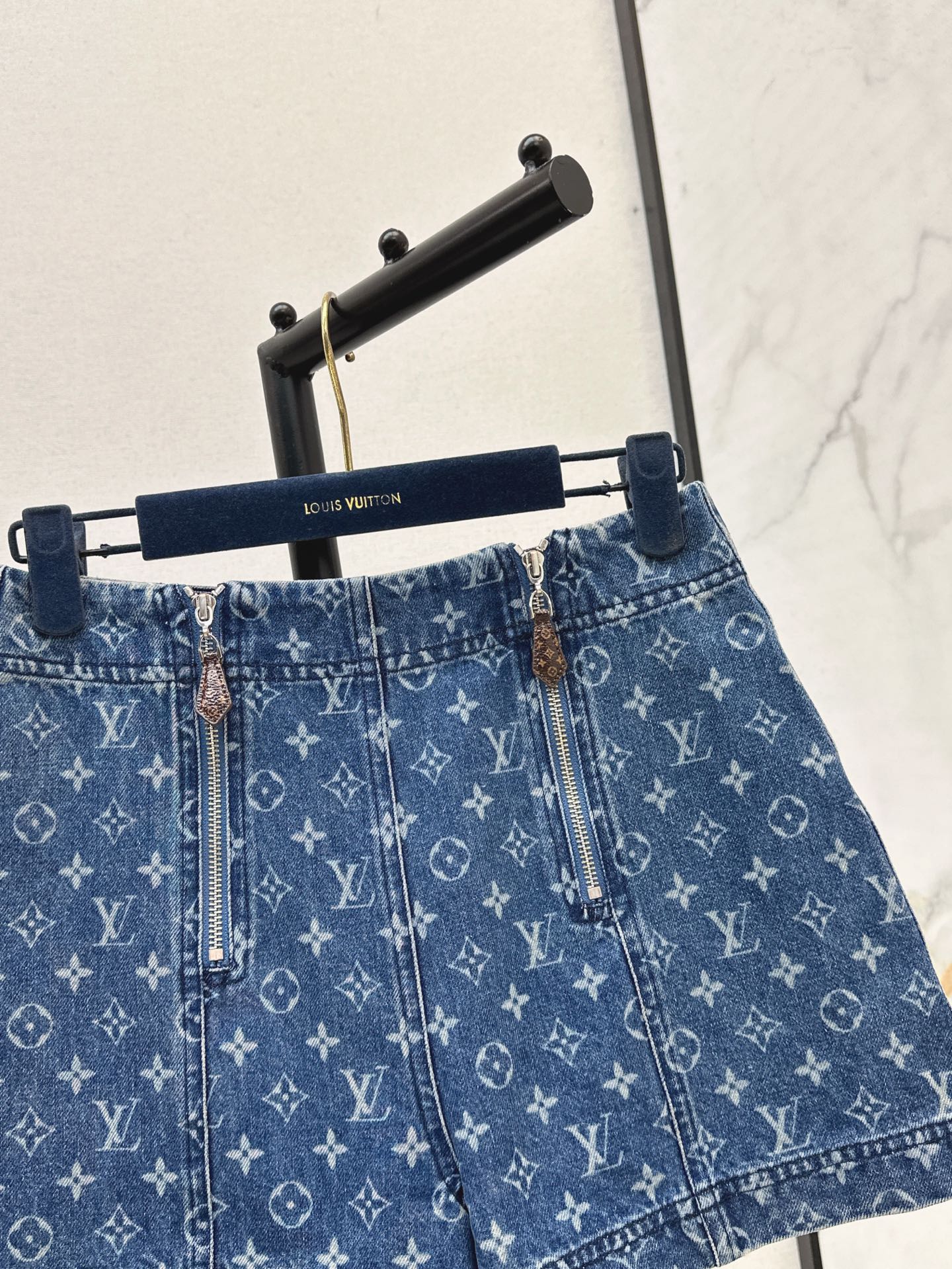 Loui* 25ss monogram zipper denim shorts