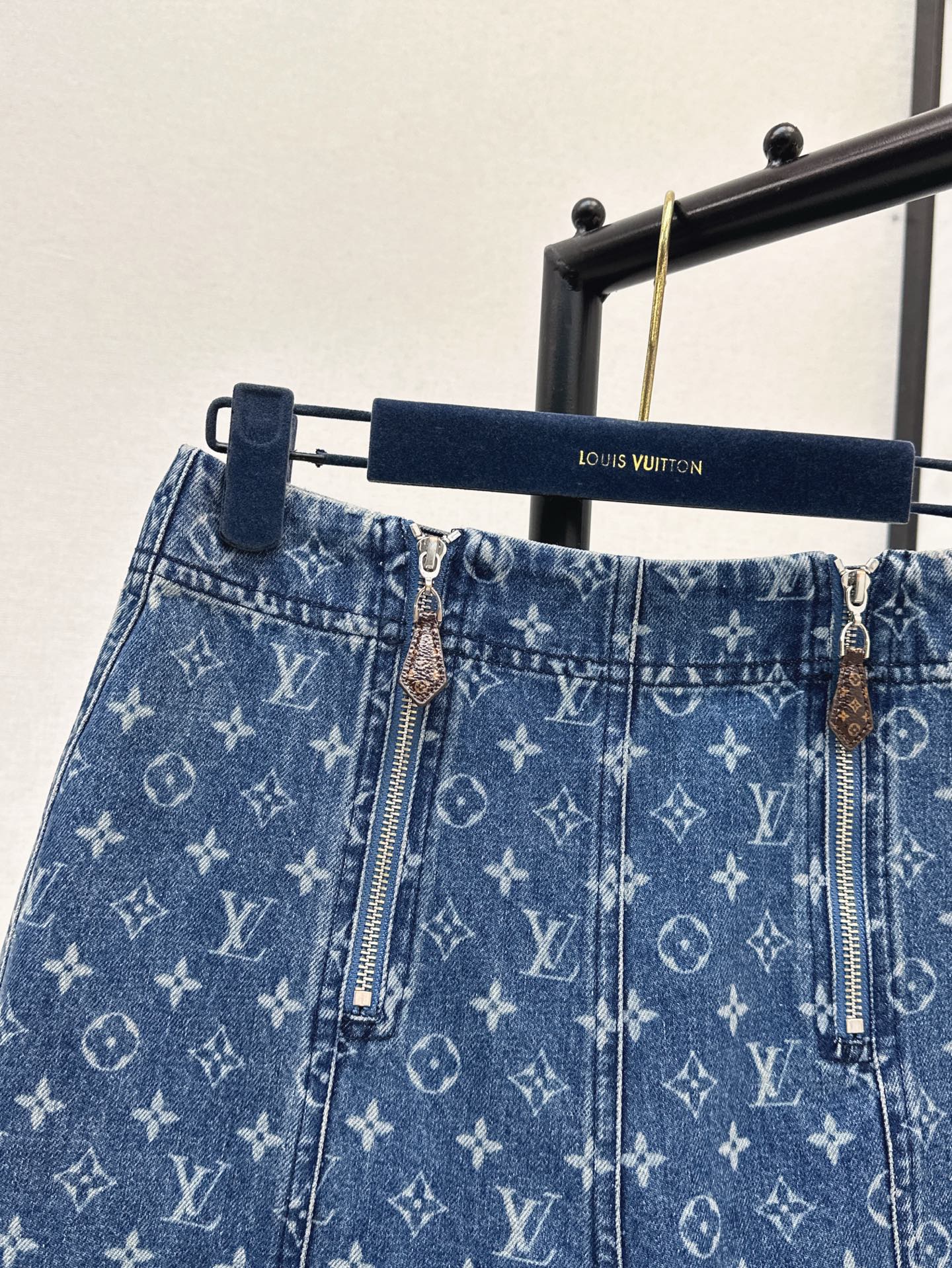 Loui* 25ss monogram zipper denim shorts