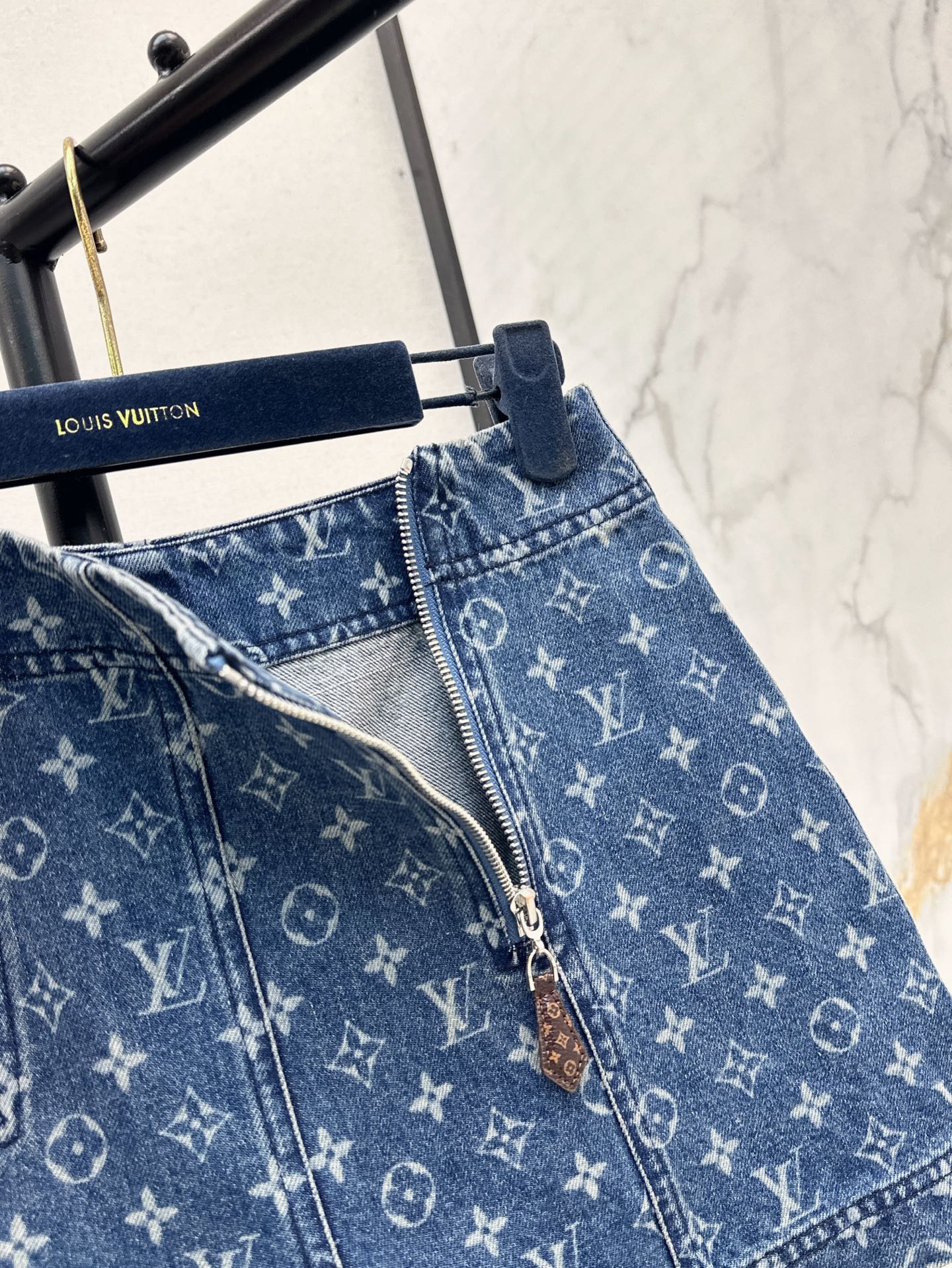 Loui* 25ss monogram zipper denim shorts