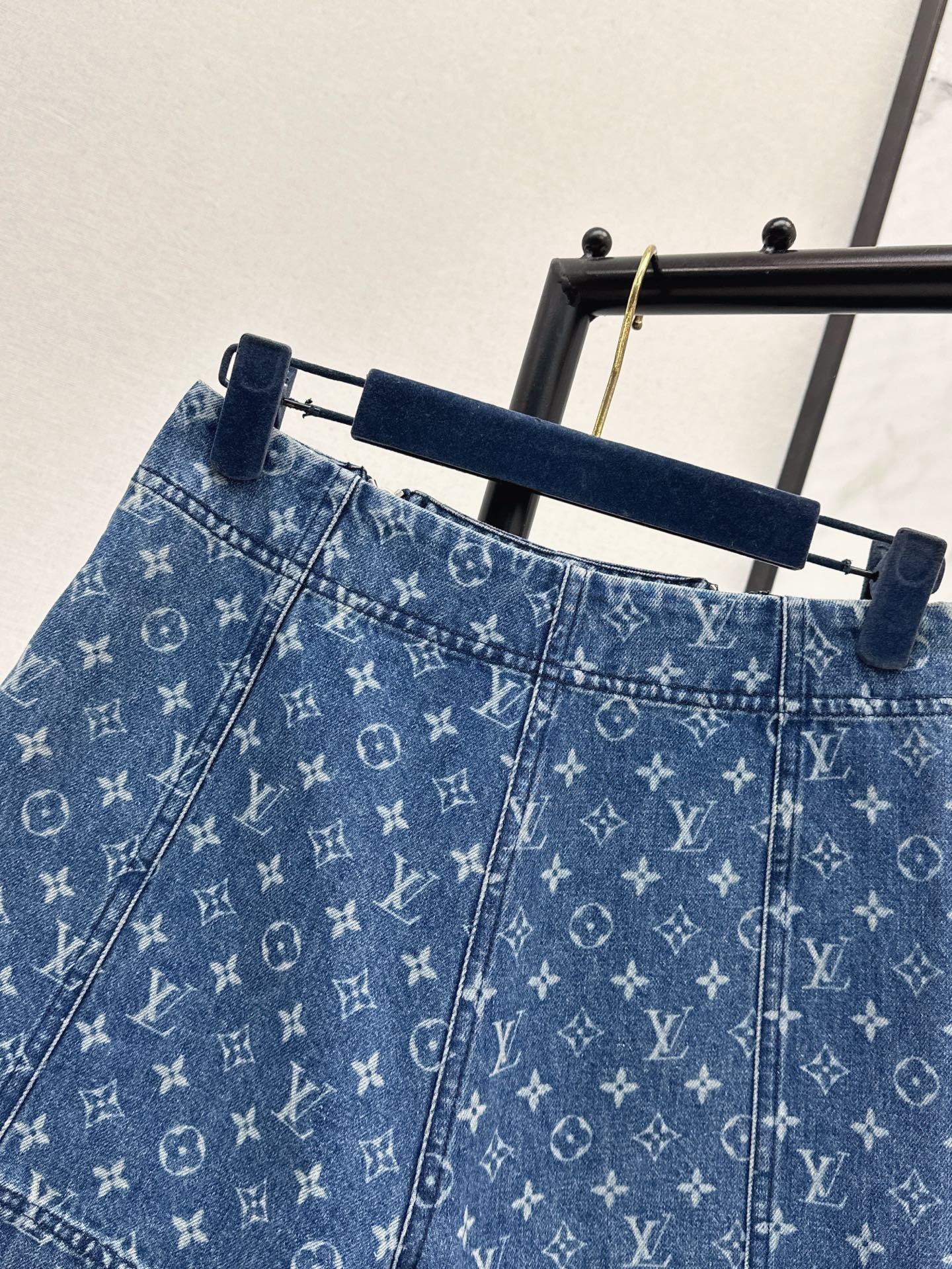 Loui* 25ss monogram zipper denim shorts