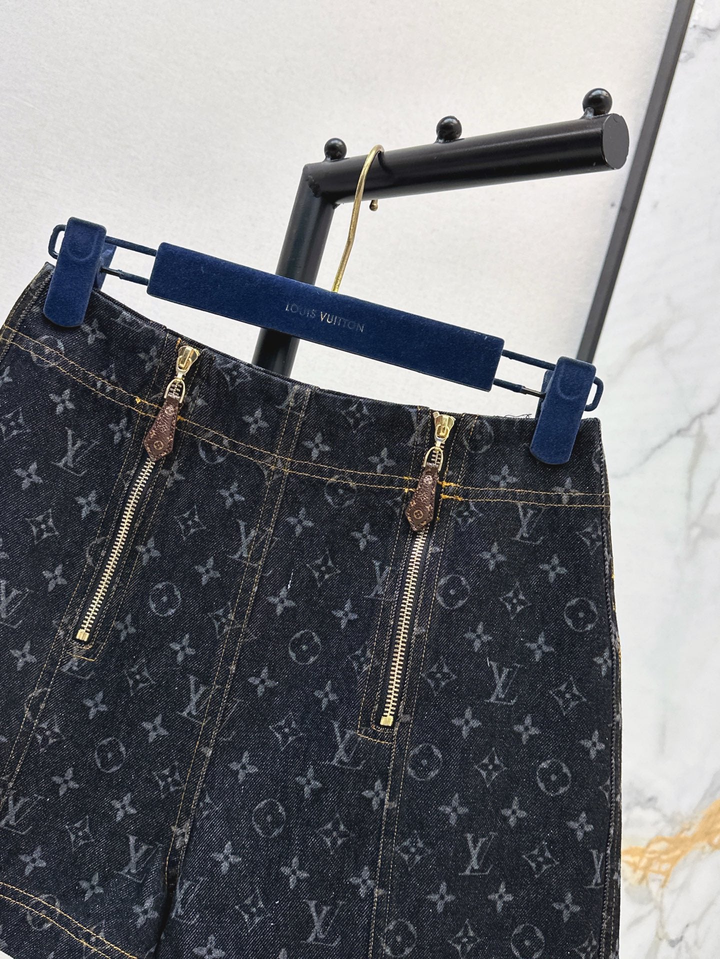 Loui* 25ss monogram zipper denim shorts