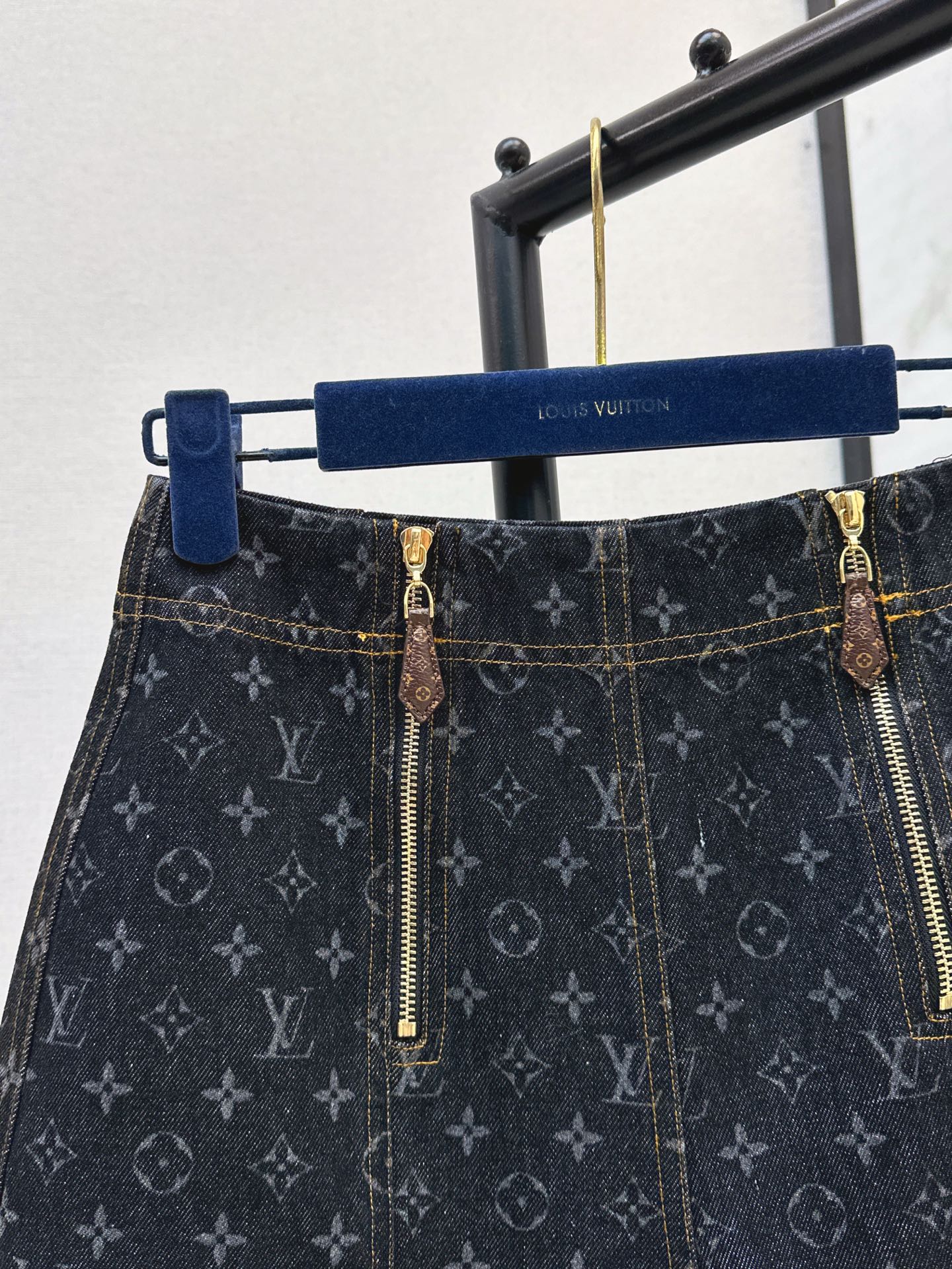 Loui* 25ss monogram zipper denim shorts